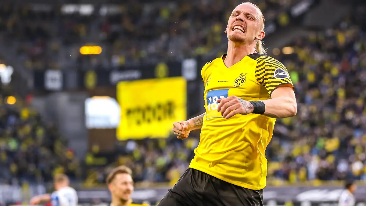  Tor, Torjubel, zum 1:0 durch Marius Wolf Borussia Dortmund / BVB, 39, GER, Borussia Dortmund / BVB vs. DSC Arminia Bielefeld, Fussball, 1. Bundesliga, 26. Spieltag, Spielzeit 2021/2022, 13.03.2022, DFB/DFL regulations prohibit any use of photographs as image sequences and/or quasi-video., GER, Borussia Dortmund / BVB vs. DSC Arminia Bielefeld, Fussball, 1. Bundesliga, 26. Spieltag, Spielzeit 2021/2022, 13.03.2022 Dortmund *** Goal, goal celebration, for 1 0 by Marius Wolf Borussia Dortmund BVB, 39 , GER, Borussia Dortmund BVB vs DSC Arminia Bielefeld, Football, 1 Bundesliga, 26 Spieltag, Spielzeit 2021 2022, 13 03 2022, DFB DFL regulations prohibit any use of photographs as image sequences and or quasi video , GER, Borussia Dortmund BVB vs DSC Arminia Bielefeld, Football, 1 Bundesliga, 26 Spieltag, Spielzeit 2021 2022, 13 03 2022 Dortmund Copyright: xEibner-Pressefoto/GabrielxBoiax EP_EEP