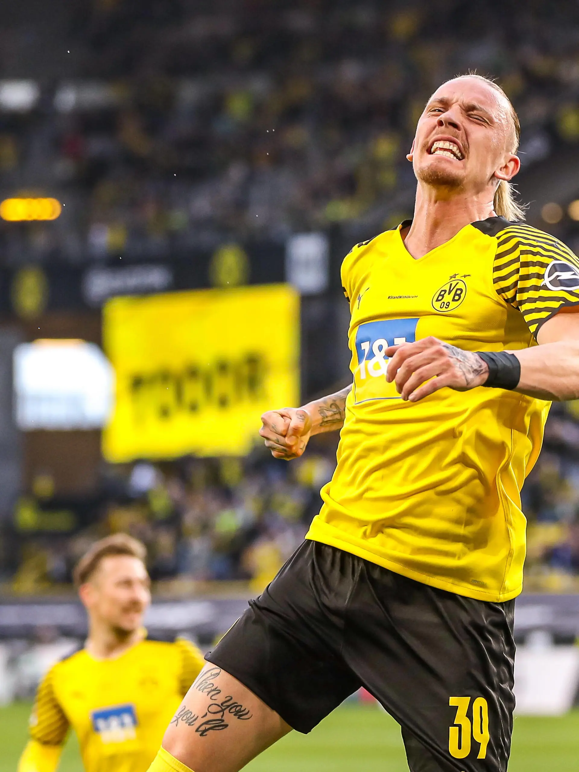  Tor, Torjubel, zum 1:0 durch Marius Wolf Borussia Dortmund / BVB, 39, GER, Borussia Dortmund / BVB vs. DSC Arminia Bielefeld, Fussball, 1. Bundesliga, 26. Spieltag, Spielzeit 2021/2022, 13.03.2022, DFB/DFL regulations prohibit any use of photographs as image sequences and/or quasi-video., GER, Borussia Dortmund / BVB vs. DSC Arminia Bielefeld, Fussball, 1. Bundesliga, 26. Spieltag, Spielzeit 2021/2022, 13.03.2022 Dortmund *** Goal, goal celebration, for 1 0 by Marius Wolf Borussia Dortmund BVB, 39 , GER, Borussia Dortmund BVB vs DSC Arminia Bielefeld, Football, 1 Bundesliga, 26 Spieltag, Spielzeit 2021 2022, 13 03 2022, DFB DFL regulations prohibit any use of photographs as image sequences and or quasi video , GER, Borussia Dortmund BVB vs DSC Arminia Bielefeld, Football, 1 Bundesliga, 26 Spieltag, Spielzeit 2021 2022, 13 03 2022 Dortmund Copyright: xEibner-Pressefoto/GabrielxBoiax EP_EEP