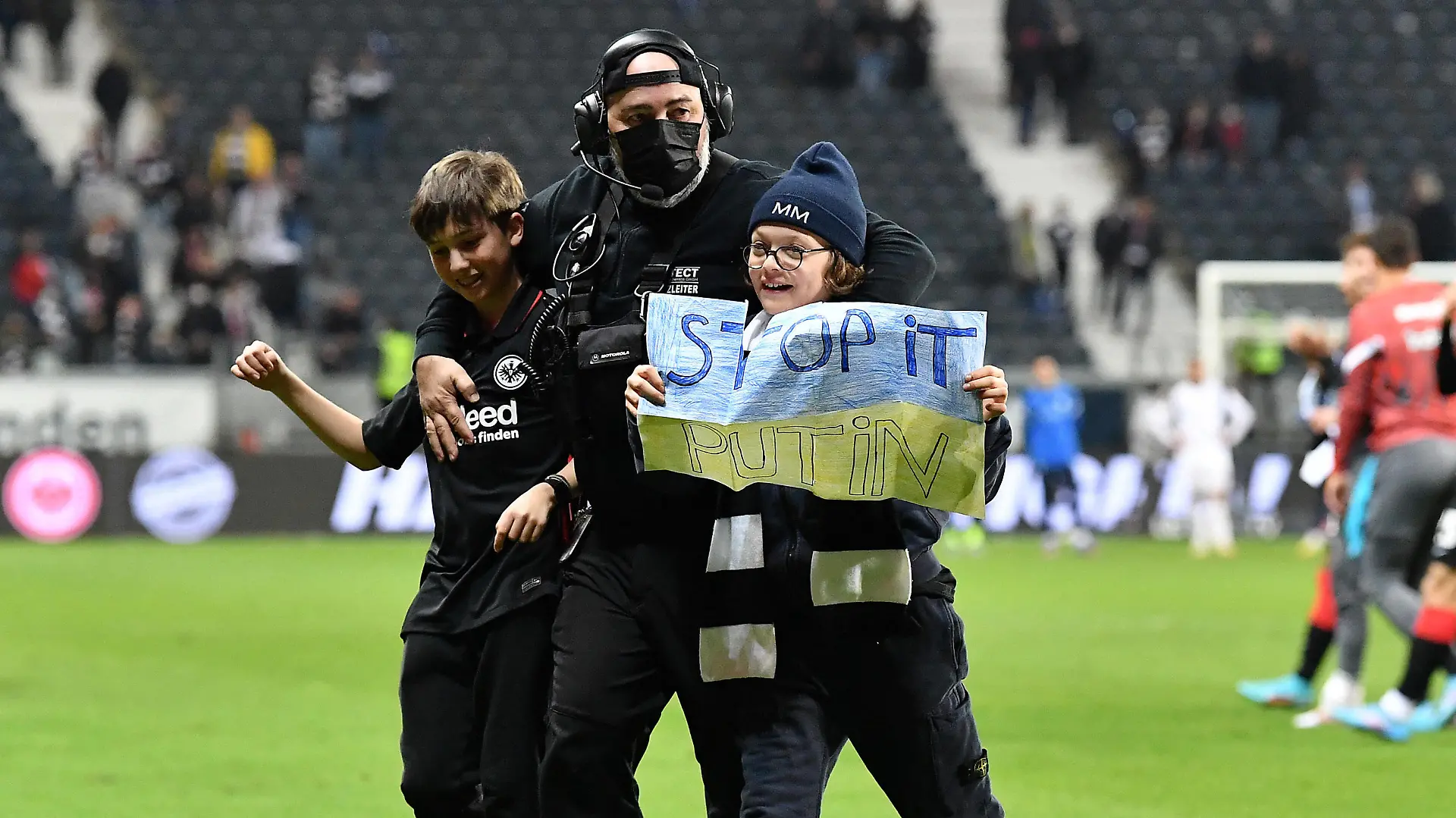  Fußball 1. Bundesliga 26. Spieltag Eintracht Frankfurt - VfL Bochum am 13.03.2022 im Deutsche Bank Park in Frankfurt 2 Jungs haben es nach dem Spiel mit einem Banner - Stop it Putin - auf den Platz geschafft DFL regulations prohibit any use of photographs as image sequences and/or quasi-video. *** Soccer 1 Bundesliga 26 Matchday Eintracht Frankfurt VfL Bochum on 13 03 2022 at Deutsche Bank Park in Frankfurt 2 guys made it onto the pitch after the game with a banner Stop it Putin DFL regulations prohibit any use of photographs as image sequences and or quasi video xJKx