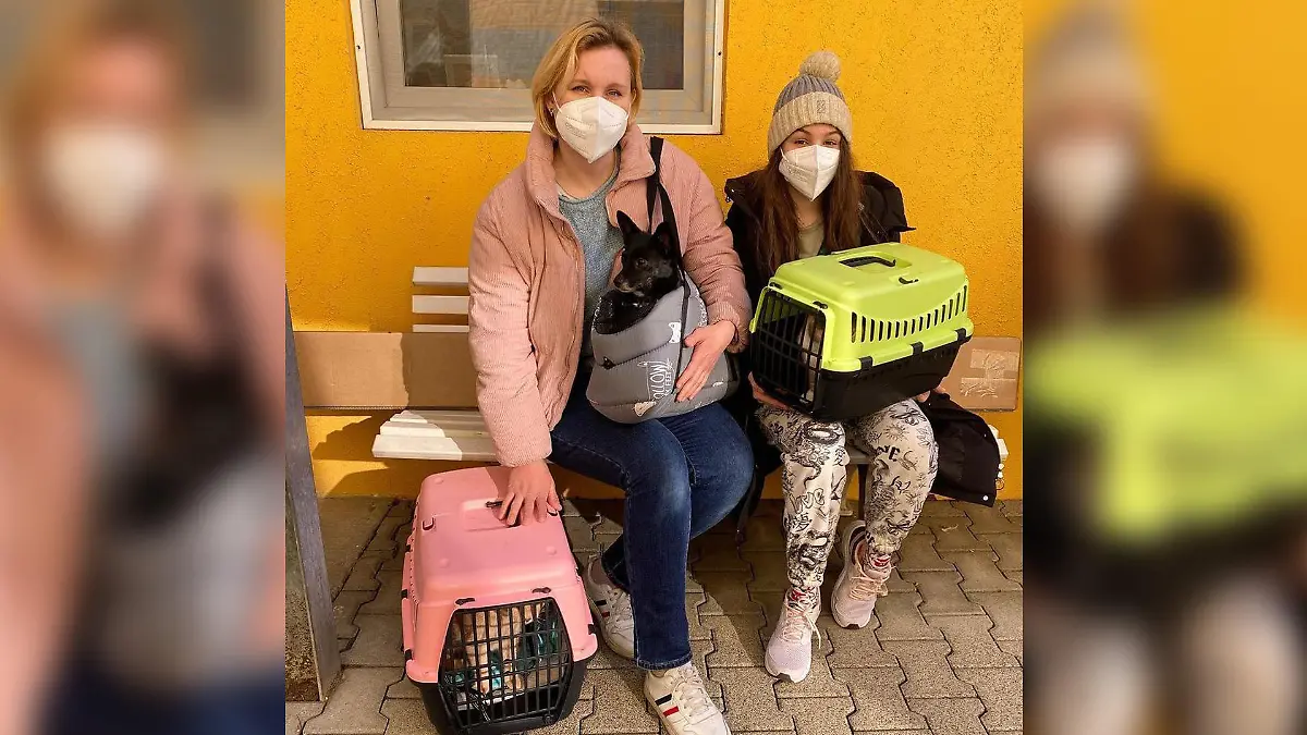 Valentina und ihre Tochter mit den Haustieren Camilla, Caesar und Ella im Tierheim Köln-Dellbrück.