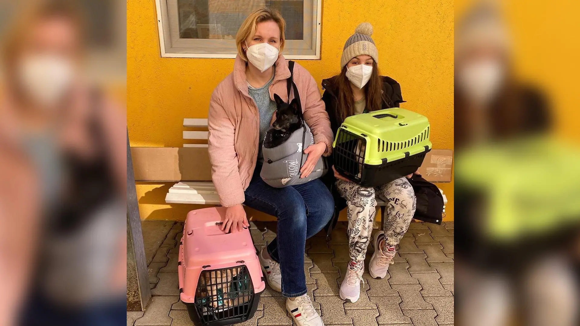 Valentina und ihre Tochter mit den Haustieren Camilla, Caesar und Ella im Tierheim Köln-Dellbrück.