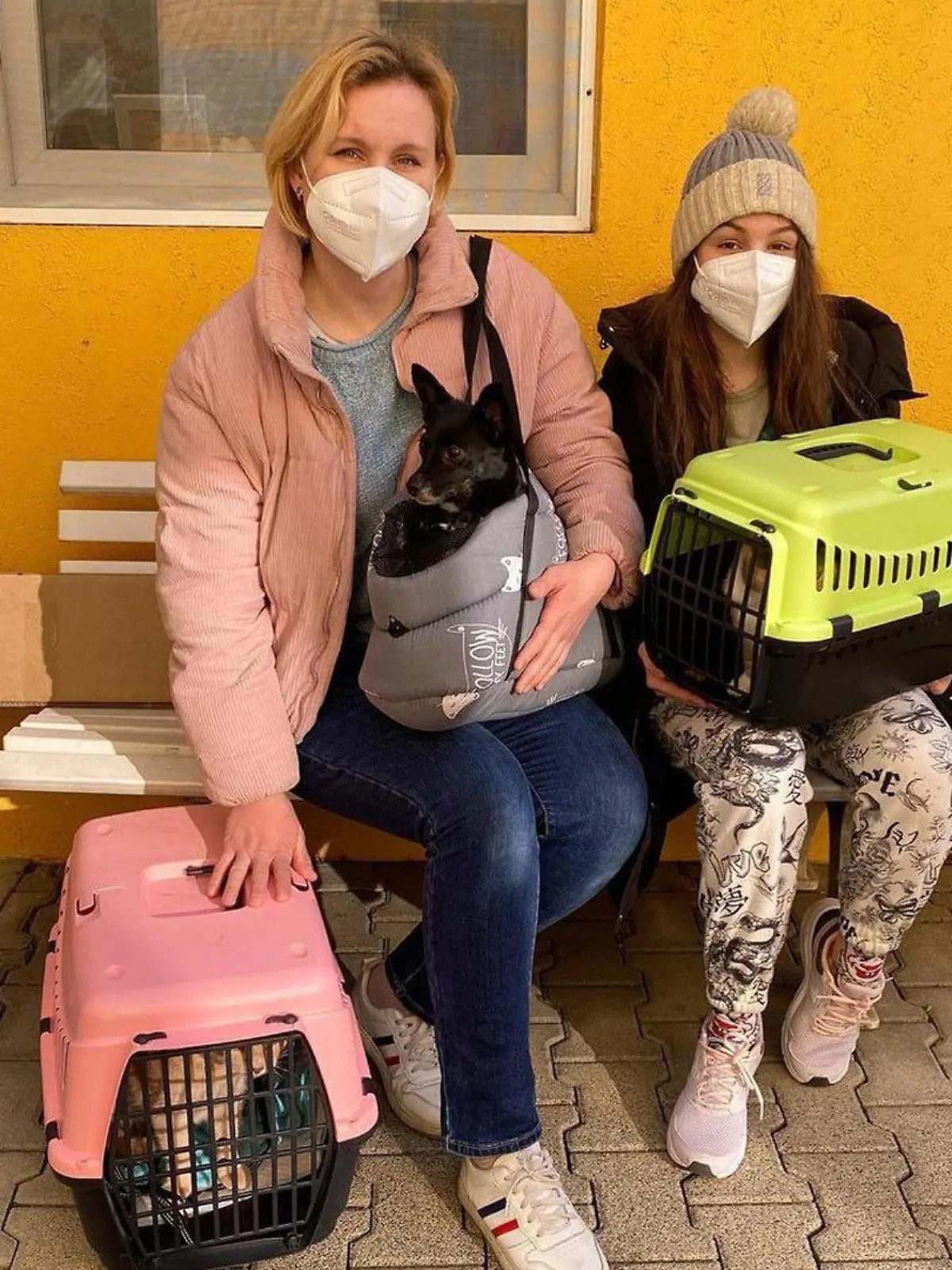 Valentina und ihre Tochter mit den Haustieren Camilla, Caesar und Ella im Tierheim Köln-Dellbrück.