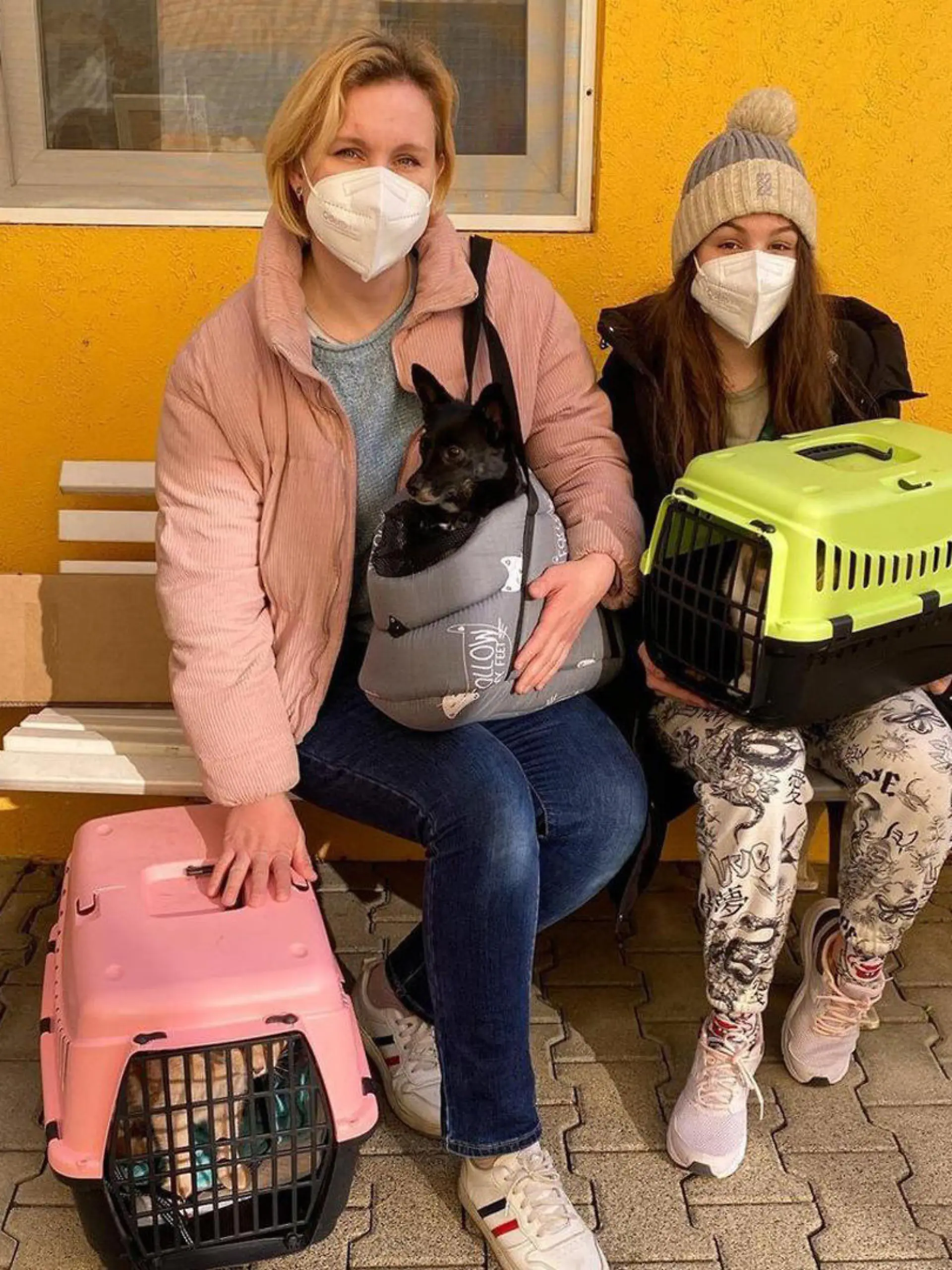 Valentina und ihre Tochter mit den Haustieren Camilla, Caesar und Ella im Tierheim Köln-Dellbrück.