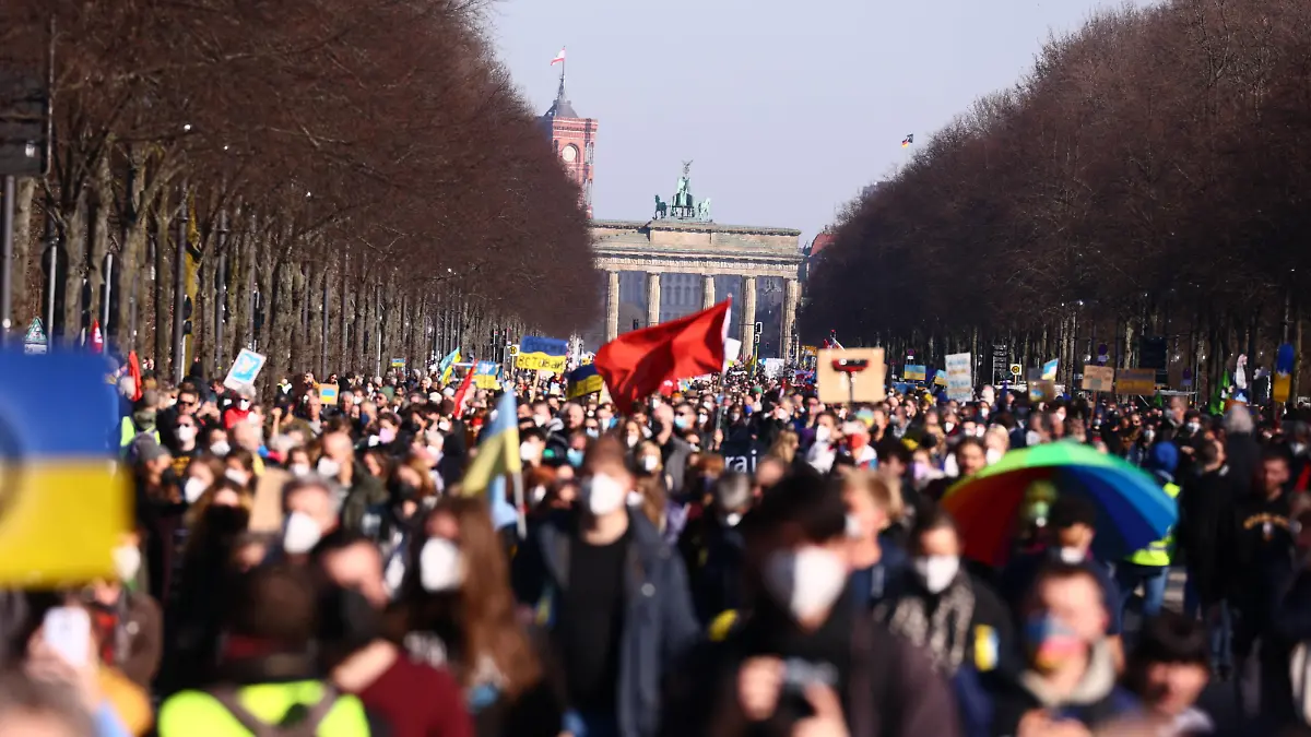  Menschen nehmen einer Demonstration gegen den Krieg und in Solidaritaet zur Ukraine in Berlin am 13. Maerz 2022. Demonstration gegen den Krieg in der Ukraine in Berlin *** People take part in a demonstration against the war and in solidarity to Ukraine in Berlin on 13 March 2022 Demonstration against the war in Ukraine in Berlin