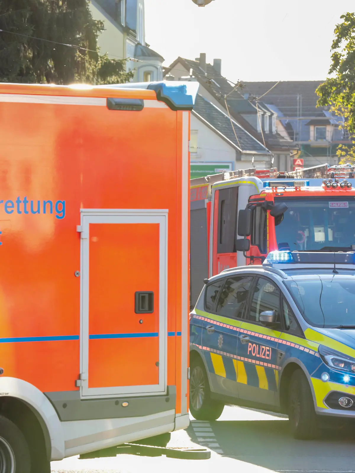  Themenbild Einsatzkräfte Streifenwagen und Rettungsdienst bei einem Verkehrsunfall. Fahrzeuge mit Blaulicht am Rande der Unfallstelle. Solingen Schützenstraße *** Topic picture