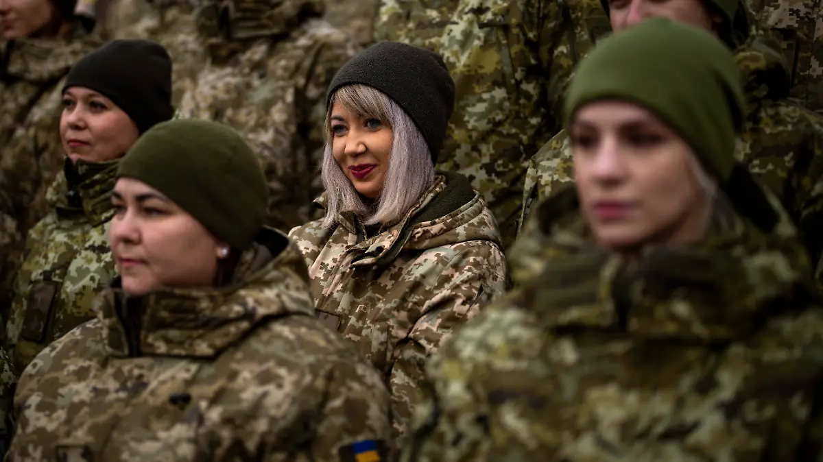 16.02.2022, Ukraine, Odessa: Soldatinnen und Soldaten der ukrainischen Armee stehen im Rahmen der Veranstaltungen zum Tag der Einheit in Uniform für ein Foto zusammen. Nachdem westliche Geheimdienste vor einem möglichen bevorstehenden russischen Einmarsch in die Ukraine warnten, rief der ukrainische Präsident Zelenskyy zu einem Tag der Einheit auf. Foto: Emilio Morenatti/AP/dpa +++ dpa-Bildfunk +++