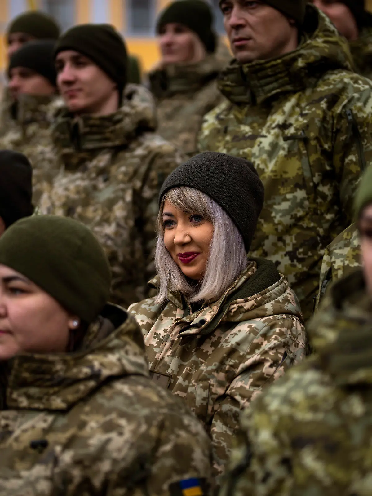 16.02.2022, Ukraine, Odessa: Soldatinnen und Soldaten der ukrainischen Armee stehen im Rahmen der Veranstaltungen zum Tag der Einheit in Uniform für ein Foto zusammen. Nachdem westliche Geheimdienste vor einem möglichen bevorstehenden russischen Einmarsch in die Ukraine warnten, rief der ukrainische Präsident Zelenskyy zu einem Tag der Einheit auf. Foto: Emilio Morenatti/AP/dpa +++ dpa-Bildfunk +++