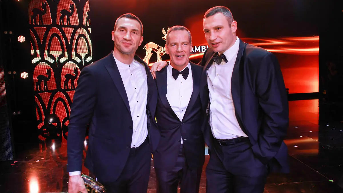 Wladimir Klitschko, Henry Maske und Vitali Klitschko Verleihung des BAMBI 2017 im Theater am Potsdamer Platz in Berlin. *** Wladimir Klitschko, Henry Maske and Vitali Klitschko BAMBI 2017 award ceremony at the Theater am Potsdamer Platz in Berlin Copyright: xEventpressxFuhrx
