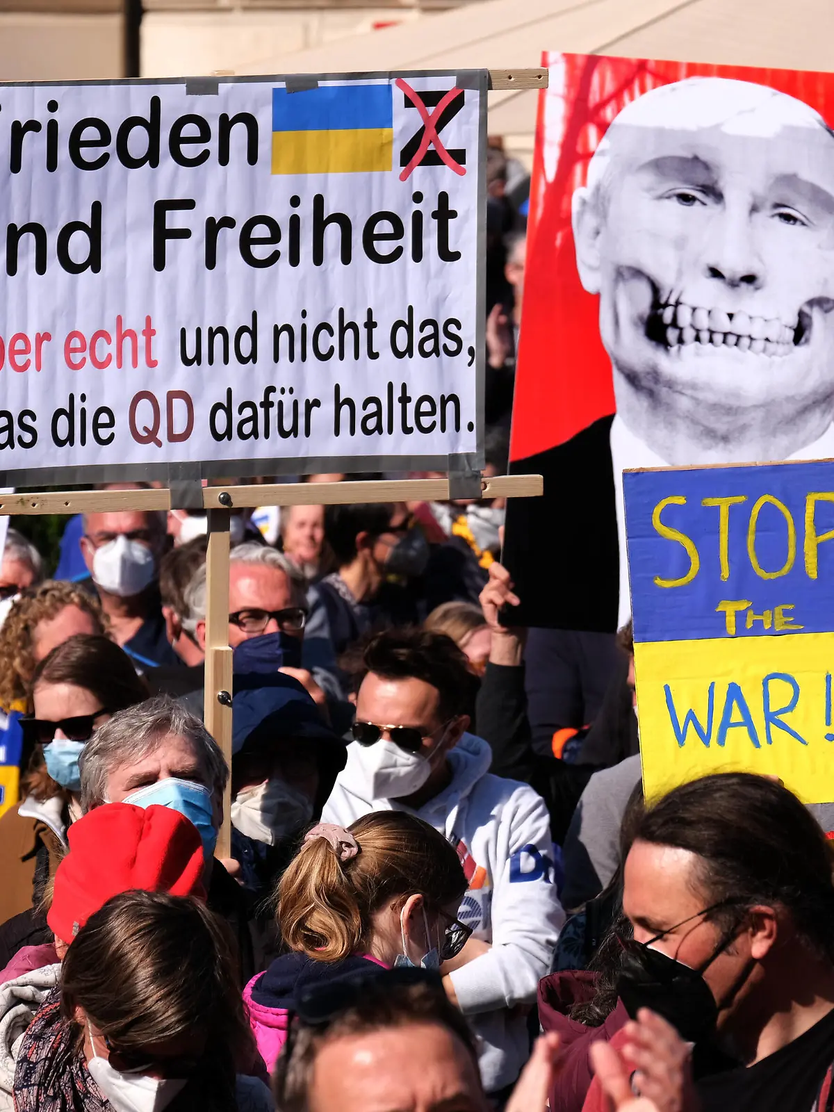  13.03.2022, Frankfurt, DEU Großveranstaltung eines breiten Bündnisses gegen die Invasion Russlands in der Ukraine. Stoppt den Krieg in der Ukraine  Frieden und Solidaritaet fuer die Menschen in der Ukraine Unter diesem Motto rief ein Buendnis aus mehr als 50 Organisationen zu einer Grossdemonstration in die Frankfurter Innenstadt und tausende kamen *** 13 03 2022, Frankfurt, DEU Major event of a broad alliance against Russias invasion of Ukraine Stop the war in Ukraine Peace and solidarity for the people of Ukraine Under this slogan, an alliance of more than 50 organizations called for a major demonstration in downtown Frankfurt and thousands came