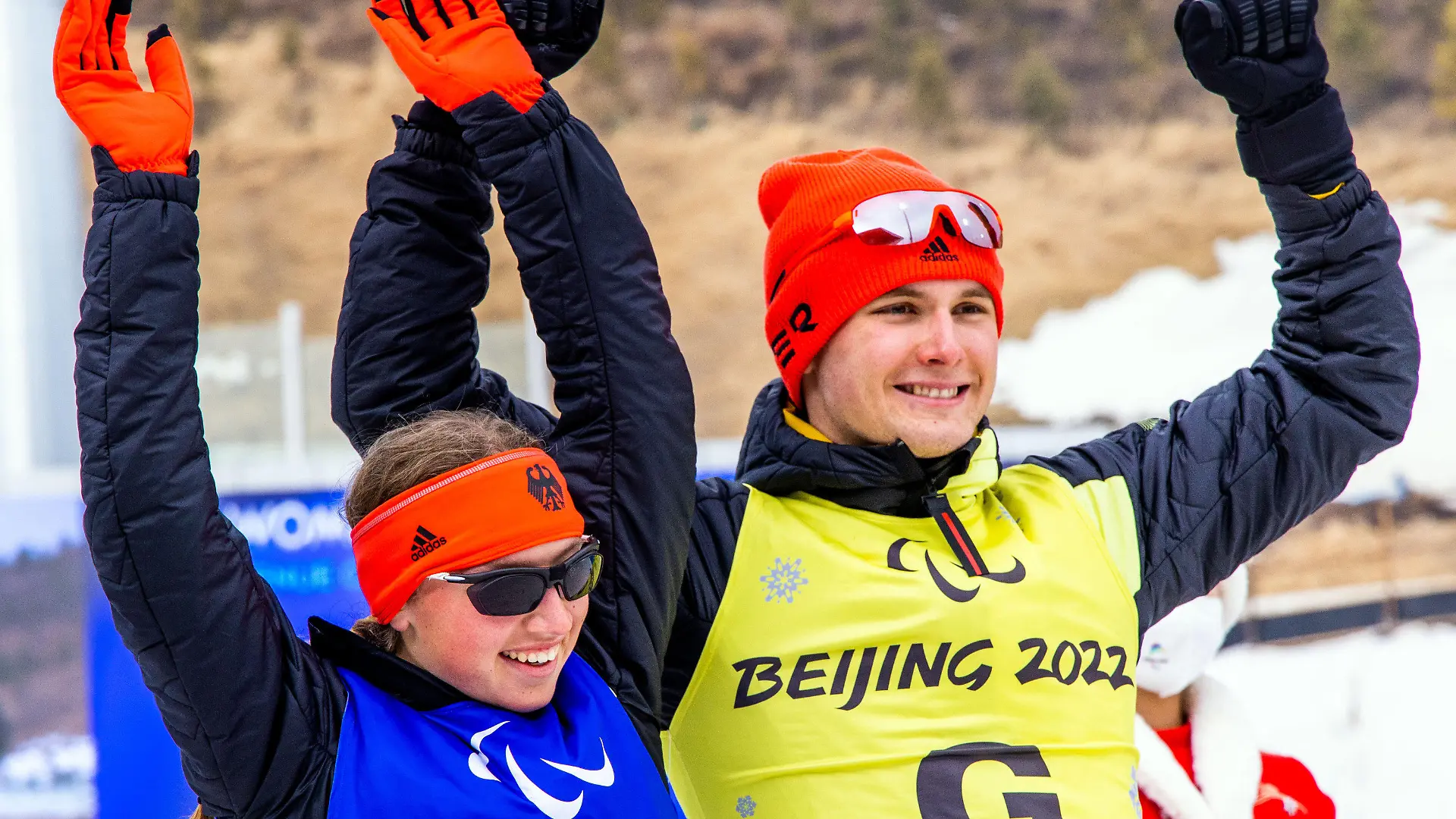 11.03.2022, China, Zhangjiakou: Paralympics, Para Ski Nordisch, Biathlon, 12,5 km, sehbehindert, Damen, Leonie Walter (paralympische Klassifikation, B2) aus Deutschland und ihr Guide Pirmin Strecker feiern die Bronzemedaille im Rennen über 12,5 Kilometer. Foto: Jens Büttner/dpa-Zentralbild/dpa +++ dpa-Bildfunk +++