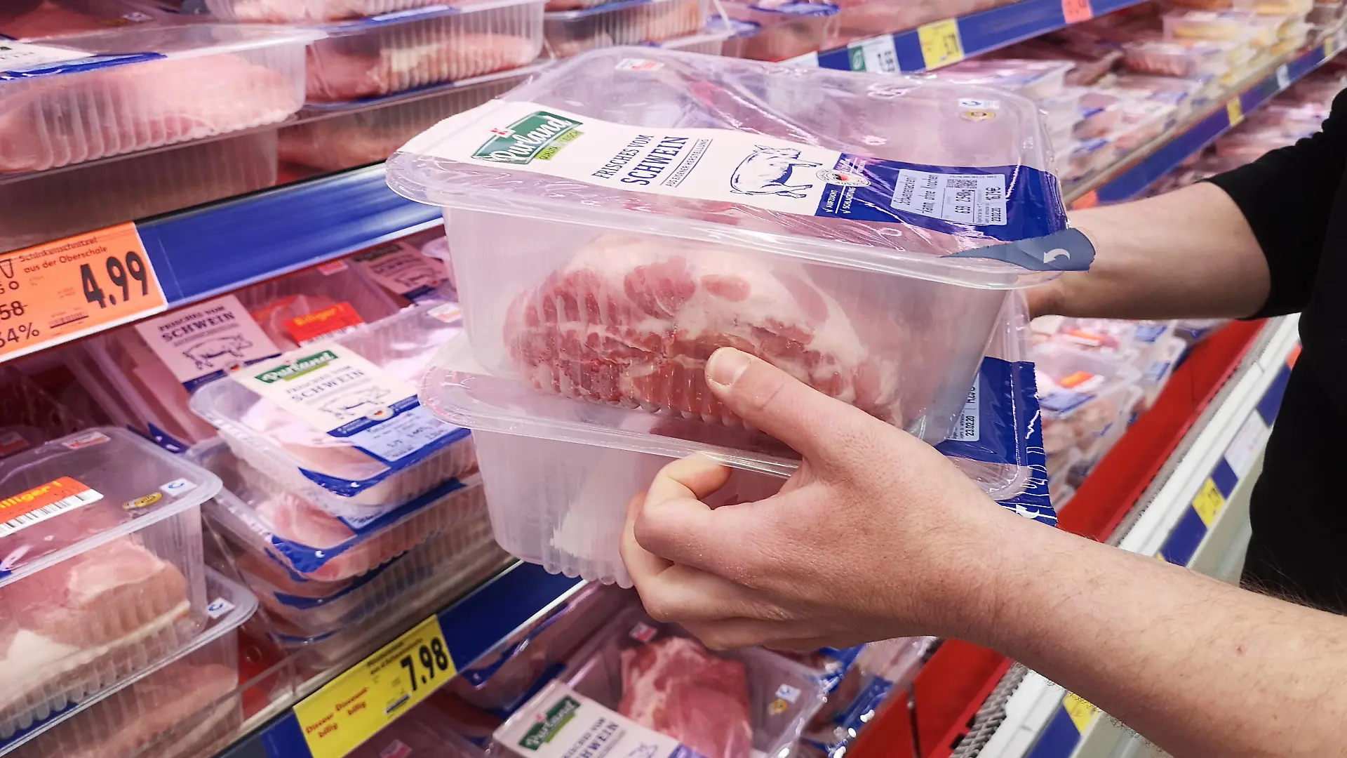 17.02.2020 Waldshut , DEUTSCHLAND , Fleischwaren in einem deutschen Discounter *** 17 02 2020 Waldshut , GERMANY , Meat products in a German discounter