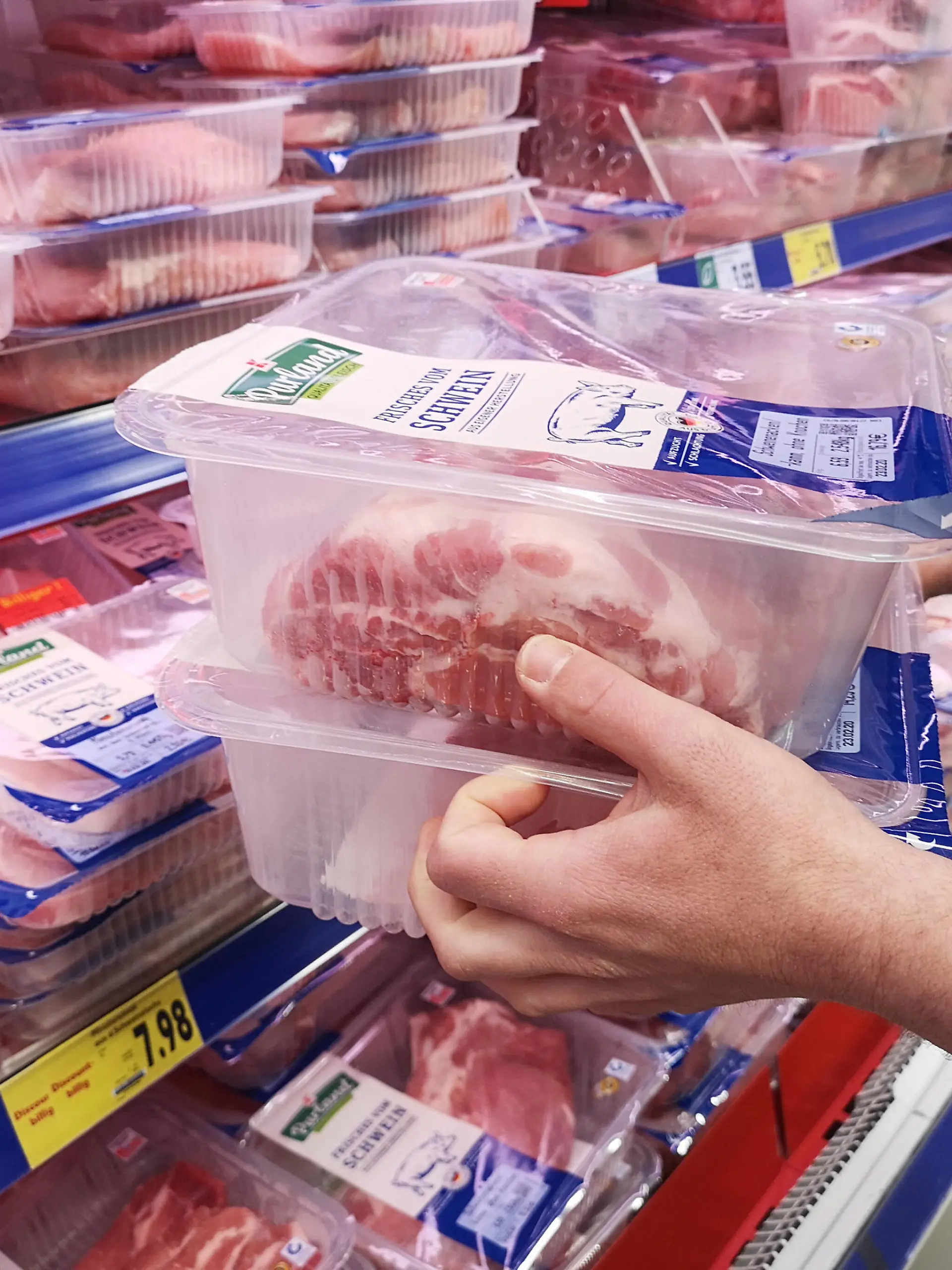 17.02.2020 Waldshut , DEUTSCHLAND , Fleischwaren in einem deutschen Discounter *** 17 02 2020 Waldshut , GERMANY , Meat products in a German discounter 