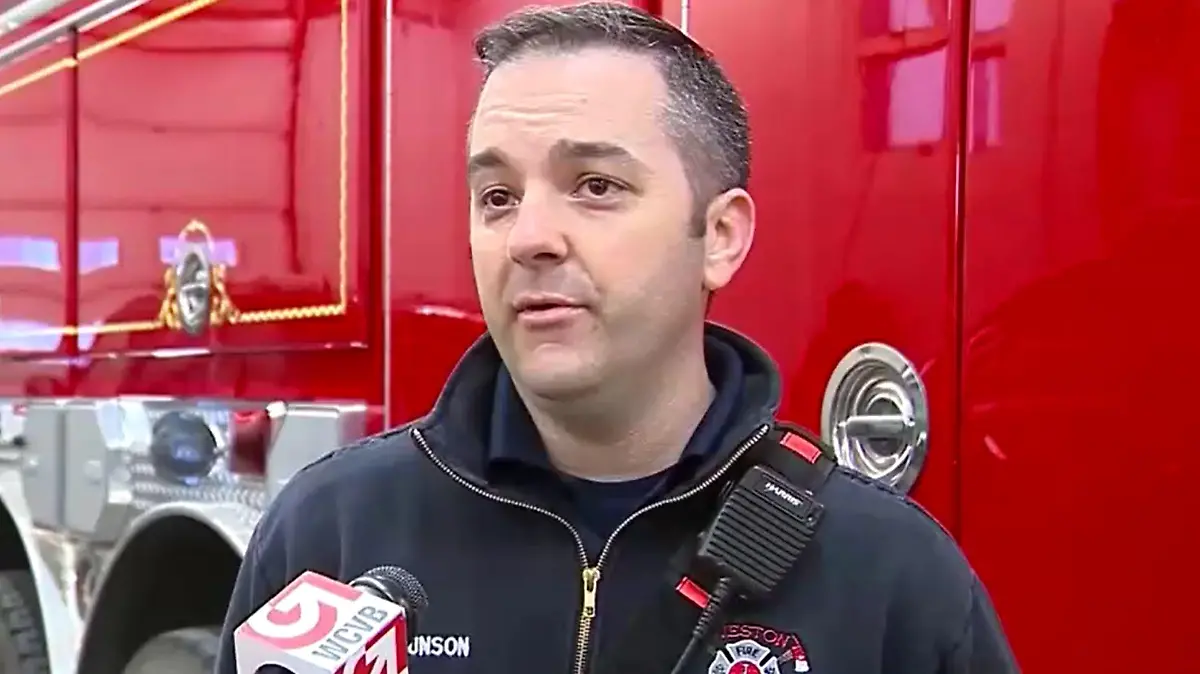 Feuerwehrmann Dean Munson lobt Julie - sie hat den Notruf gewählt, statt selbst in das Eiswasser zu springen.