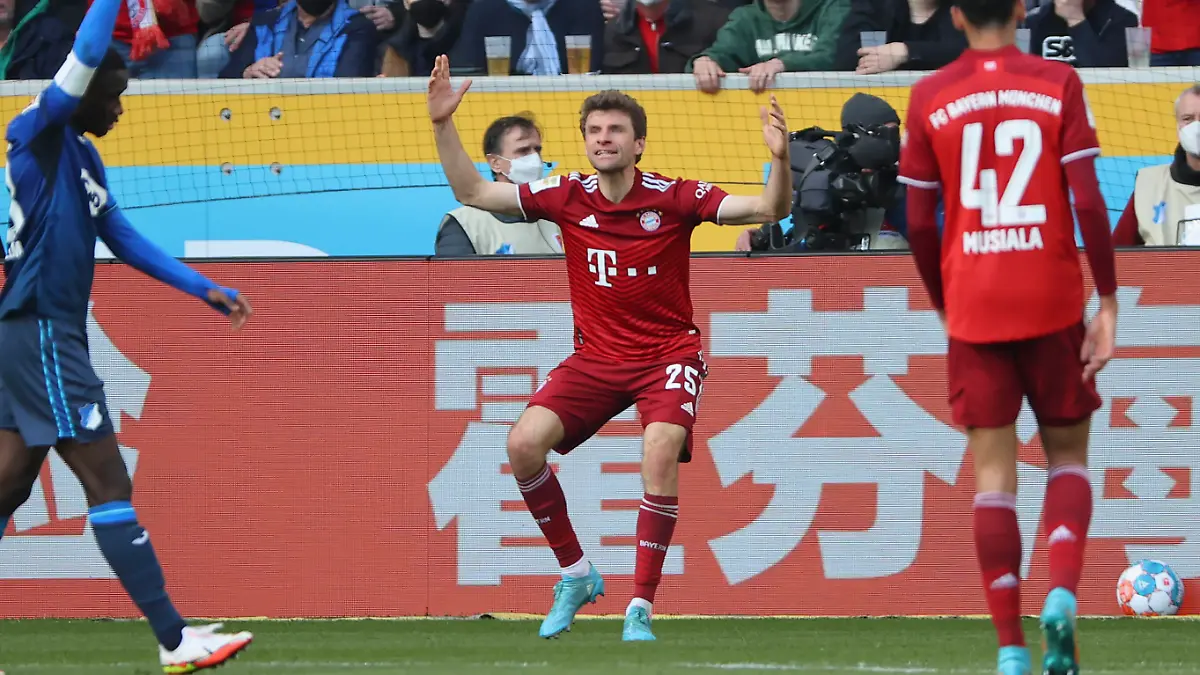 12.03.2022, Fussball Bundesliga, TSG 1899 Hoffenheim - FC Bayern München, v.l., Thomas Müller FC Bayern München enttaeuscht, enttaeuscht schauend, dissapointed, traurig, frustiert, frust, gefrustet DFL/DFB REGULATIONS PROHIBIT ANY USE OF PHOTOGRAPHS AS IMAGE SEQUENCES AND/OR QUASI-VIDEO. xdcx *** 12 03 2022, Football Bundesliga, TSG 1899 Hoffenheim FC Bayern Munich, v l , Thomas Müller FC Bayern Munich disappointed, disappointed looking, dissapointed, sad, frustrated, frustrated DFL DFB REGULATIONS PROHIBIT ANY USE OF PHOTOGRAPHS AS IMAGE SEQUENCES AND OR QUASI VIDEO xdcx Copyright: HMBxMedia/Claus