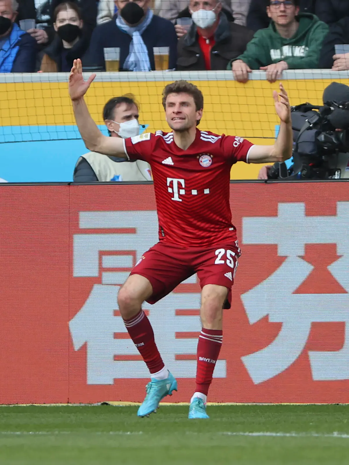  12.03.2022, Fussball Bundesliga, TSG 1899 Hoffenheim - FC Bayern München, v.l., Thomas Müller FC Bayern München enttaeuscht, enttaeuscht schauend, dissapointed, traurig, frustiert, frust, gefrustet DFL/DFB REGULATIONS PROHIBIT ANY USE OF PHOTOGRAPHS AS IMAGE SEQUENCES AND/OR QUASI-VIDEO. xdcx *** 12 03 2022, Football Bundesliga, TSG 1899 Hoffenheim FC Bayern Munich, v l , Thomas Müller FC Bayern Munich disappointed, disappointed looking, dissapointed, sad, frustrated, frustrated DFL DFB REGULATIONS PROHIBIT ANY USE OF PHOTOGRAPHS AS IMAGE SEQUENCES AND OR QUASI VIDEO xdcx Copyright: HMBxMedia/Claus