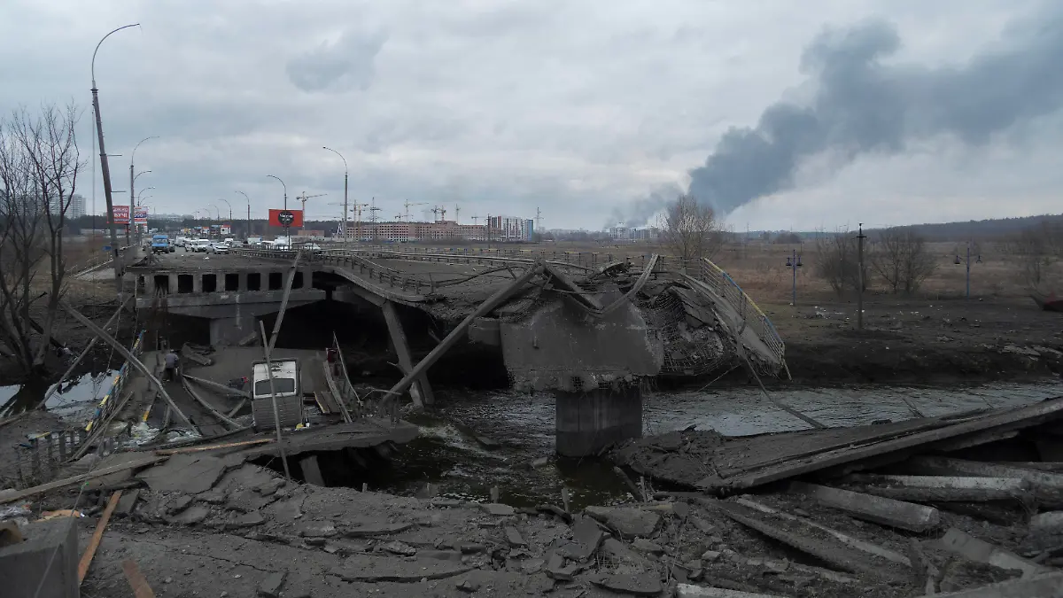  Russia-Ukraine War: Irpin Destroyed Bridge And Civilians Leaving The City Irpin Destroyed Bridge near Kyiv, Ukraine, on March 6, 2022. Russia continues assault on Ukraine s major cities, including the capital Kyiv, more than a week after launching a large-scale invasion of the country. Irpin Ukraine PUBLICATIONxNOTxINxFRA Copyright: xAndreaxFiligheddux originalFilename: filigheddu-notitle220306_npbEz.jpg