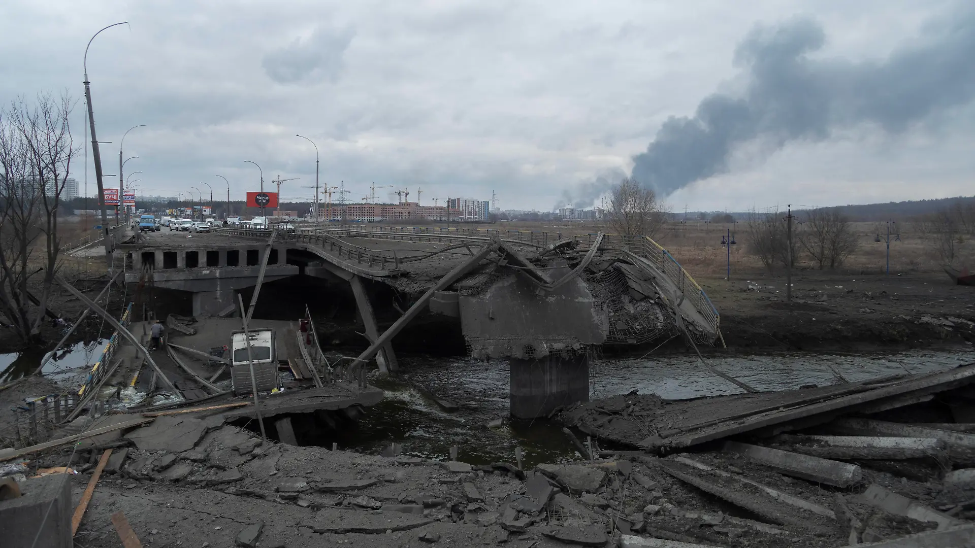 Russia-Ukraine War: Irpin Destroyed Bridge And Civilians Leaving The City Irpin Destroyed Bridge near Kyiv, Ukraine, on March 6, 2022. Russia continues assault on Ukraine s major cities, including the capital Kyiv, more than a week after launching a large-scale invasion of the country. Irpin Ukraine PUBLICATIONxNOTxINxFRA Copyright: xAndreaxFiligheddux originalFilename: filigheddu-notitle220306_npbEz.jpg