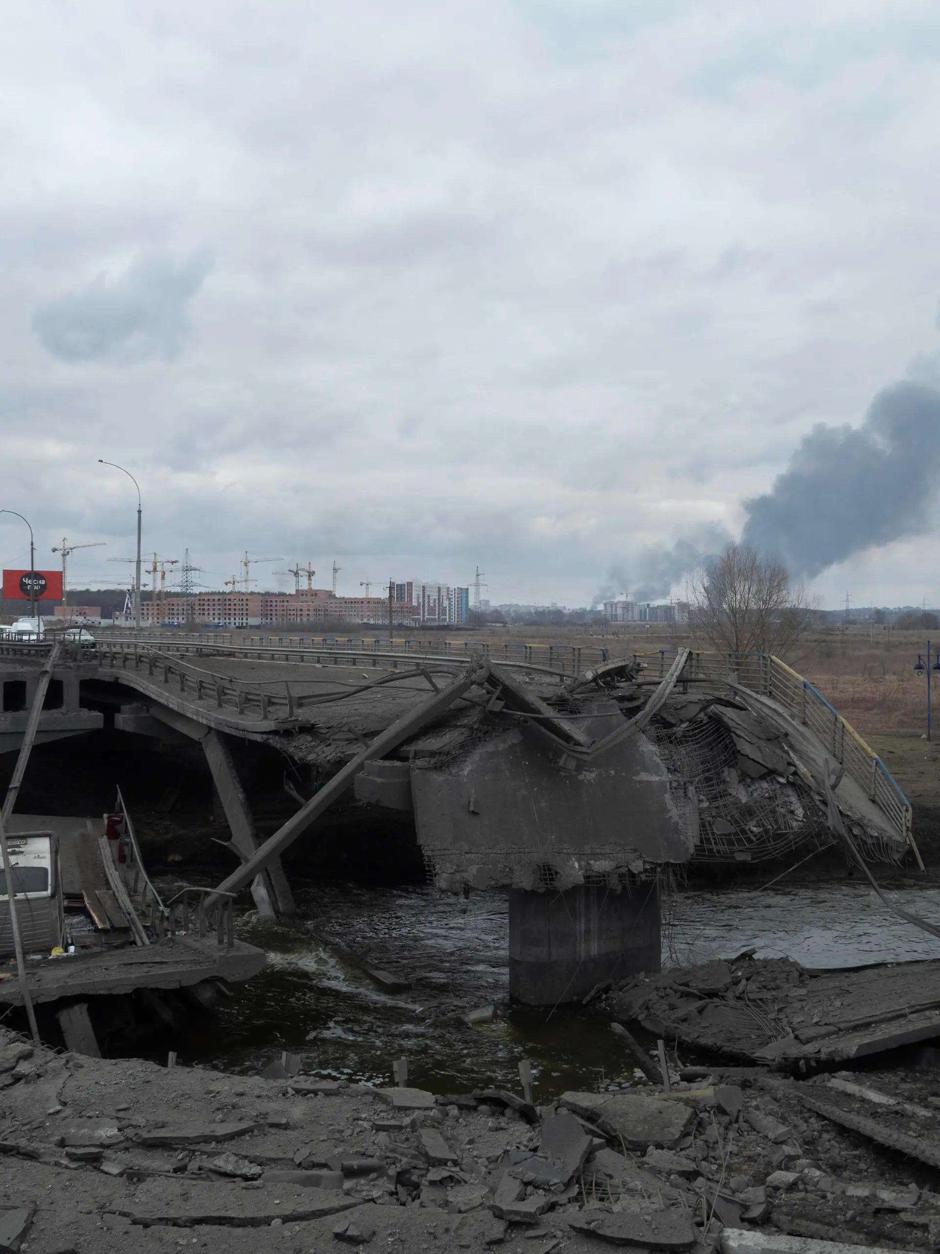  Russia-Ukraine War: Irpin Destroyed Bridge And Civilians Leaving The City Irpin Destroyed Bridge near Kyiv, Ukraine, on March 6, 2022. Russia continues assault on Ukraine s major cities, including the capital Kyiv, more than a week after launching a large-scale invasion of the country. Irpin Ukraine PUBLICATIONxNOTxINxFRA Copyright: xAndreaxFiligheddux originalFilename: filigheddu-notitle220306_npbEz.jpg
