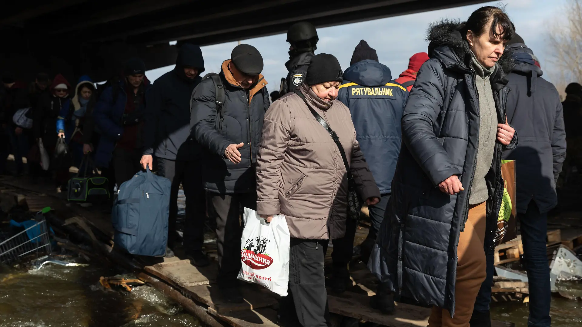  March 9, 2022, Irpin, Ukraine: War refugees seen during the evacuation..Thousands of residents of Irpin have to abandon their homes and evacuate as Russian troops are bombing a peaceful city. War refugees in Ukraine. Irpin Ukraine - ZUMAs197 20220309_zaa_s197_299 Copyright: xMykhayloxPalinchakx