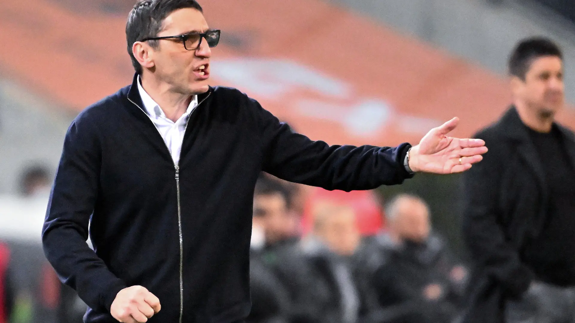 12.03.2022, Nordrhein-Westfalen, Mönchengladbach: Fußball: Bundesliga, Borussia Mönchengladbach - Hertha BSC, 26. Spieltag, Stadion im Borussia-Park. Herthas Trainer Tayfun Korkut (l) an der Linie. Foto: Federico Gambarini/dpa - WICHTIGER HINWEIS: Gemäß den Vorgaben der DFL Deutsche Fußball Liga bzw. des DFB Deutscher Fußball-Bund ist es untersagt, in dem Stadion und/oder vom Spiel angefertigte Fotoaufnahmen in Form von Sequenzbildern und/oder videoähnlichen Fotostrecken zu verwerten bzw. verwerten zu lassen. +++ dpa-Bildfunk +++