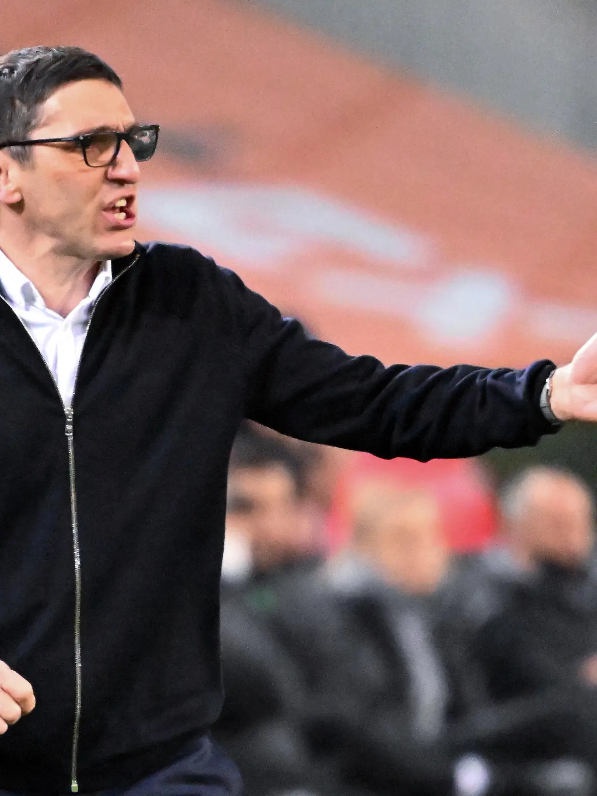 12.03.2022, Nordrhein-Westfalen, Mönchengladbach: Fußball: Bundesliga, Borussia Mönchengladbach - Hertha BSC, 26. Spieltag, Stadion im Borussia-Park. Herthas Trainer Tayfun Korkut (l) an der Linie. Foto: Federico Gambarini/dpa - WICHTIGER HINWEIS: Gemäß den Vorgaben der DFL Deutsche Fußball Liga bzw. des DFB Deutscher Fußball-Bund ist es untersagt, in dem Stadion und/oder vom Spiel angefertigte Fotoaufnahmen in Form von Sequenzbildern und/oder videoähnlichen Fotostrecken zu verwerten bzw. verwerten zu lassen. +++ dpa-Bildfunk +++
