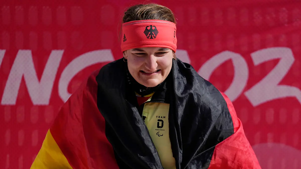 Beijing 2022 Winter Paralympic Games - Para Alpine Skiing - Women's Slalom Sitting  - National Alpine Skiing Centre, Yanqing district, Beijing, China - March 12, 2022.  Anna-Lena Forster of Germany celebrates winning gold during the flower ceremony. REUTERS/Aly Song