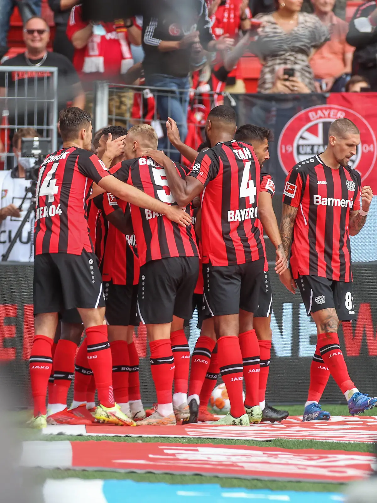 11.09.2021, Fussball, Saison 2021/2022, 1. Bundesliga, 4. Spieltag, Bayer Leverkusen - Borussia Dortmund, Mannschaft von Bayer Leverkusen jubelt nach dem Treffer zum 1 zu 0. Foto: Tim Rehbein/RHR-FOTO Leverkusen BayArena NRW Deutschland xRHR-FOTO/TRx *** 11 09 2021, Football, 2021 2022 season, 1 Bundesliga, Matchday 4, Bayer Leverkusen Borussia Dortmund, Bayer Leverkusen team cheers after scoring 1 to 0 Photo Tim Rehbein RHR FOTO Leverkusen BayArena NRW Germany xRHR FOTO TRx 