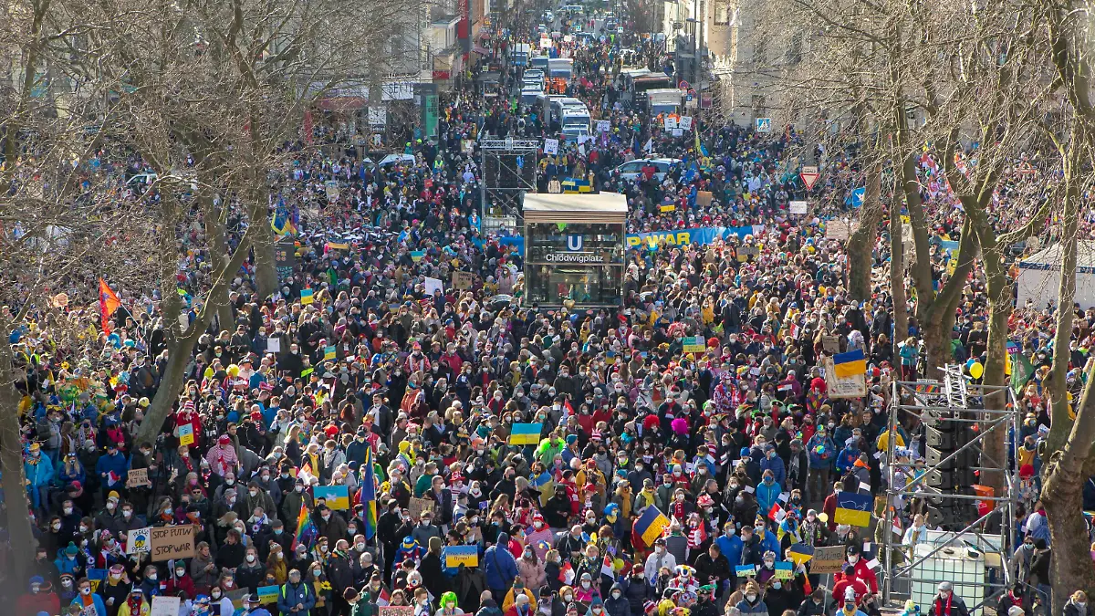  Zehntausende haben sich zu Beginn der Friedensdemonstration am Rosenmontag auf dem Chlodwigplatz versammelt. Sie protestieren gegen den Krieg in der Ukraine und das Vorgehen des russischen Präsidenten Putin. Friedensdemo Köln *** Tens of thousands gathered at the beginning of the peace demonstration on Rose Monday on Chlodwigplatz They protest against the war in Ukraine and the actions of Russian President Putin peace demonstration Cologne