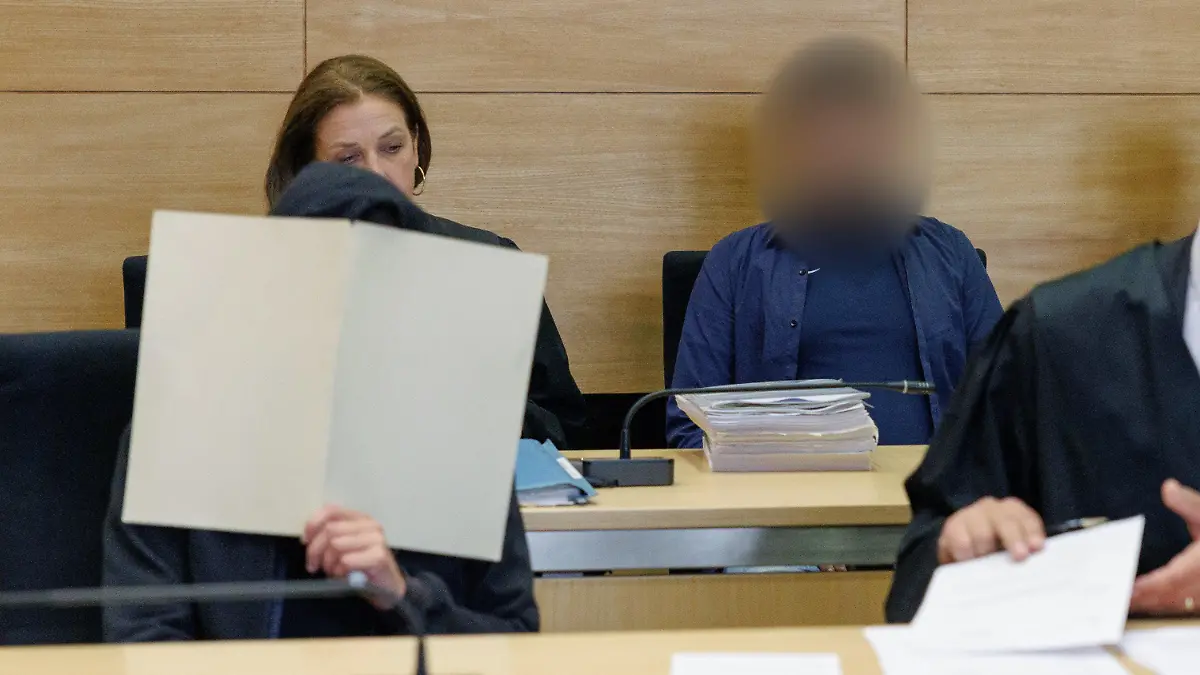 15.06.2023, Nordrhein-Westfalen, Bielefeld: Zwei Angeklagte (vorne l und hinten r) sitzen im Gerichtssaal im Landgericht Bielefeld. Jeweils daneben sitzen die Anwälte Bettina von Hindte (hinten l) und Sven Karsten (vorne r). Hier beginnt der Prozess um einen mutmaßlichen Giftmord. Die beiden Angeklagten sollen eine außereheliche Beziehung geführt haben. Gemeinsam sollen die Frau aus Bielefeld (50) und ihr Freund aus Hamburg (45) am 30. April 2022 den Plan umgesetzt haben, den Ehemann mit einem Gift zu töten. Laut Anklage hat die Frau dem Mann ein toxisches Gemisch in ein Wasserglas neben sein Bett gestellt. Foto: Friso Gentsch/dpa +++ dpa-Bildfunk +++