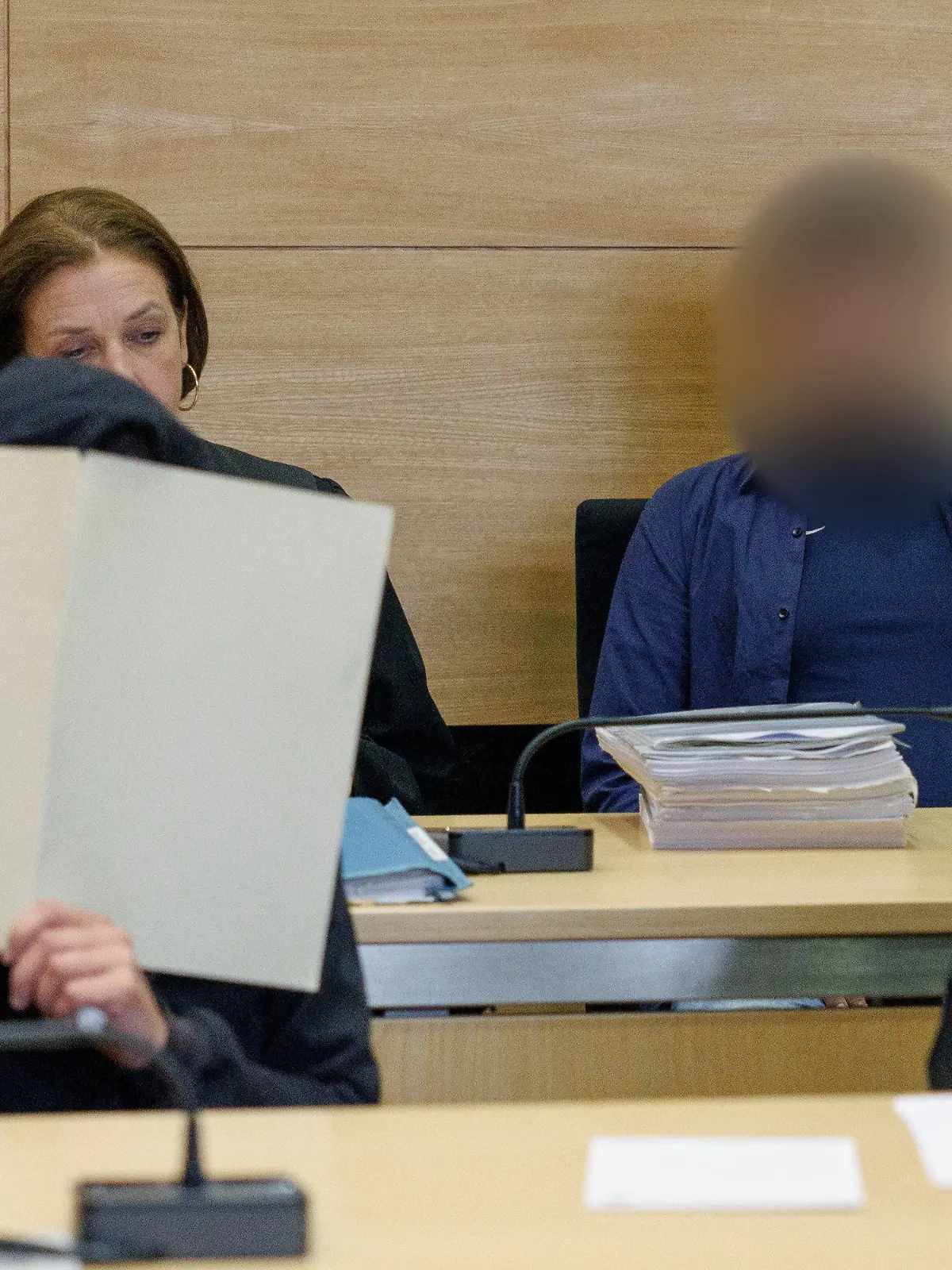15.06.2023, Nordrhein-Westfalen, Bielefeld: Zwei Angeklagte (vorne l und hinten r) sitzen im Gerichtssaal im Landgericht Bielefeld. Jeweils daneben sitzen die Anwälte Bettina von Hindte (hinten l) und Sven Karsten (vorne r). Hier beginnt der Prozess um einen mutmaßlichen Giftmord. Die beiden Angeklagten sollen eine außereheliche Beziehung geführt haben. Gemeinsam sollen die Frau aus Bielefeld (50) und ihr Freund aus Hamburg (45) am 30. April 2022 den Plan umgesetzt haben, den Ehemann mit einem Gift zu töten. Laut Anklage hat die Frau dem Mann ein toxisches Gemisch in ein Wasserglas neben sein Bett gestellt. Foto: Friso Gentsch/dpa +++ dpa-Bildfunk +++