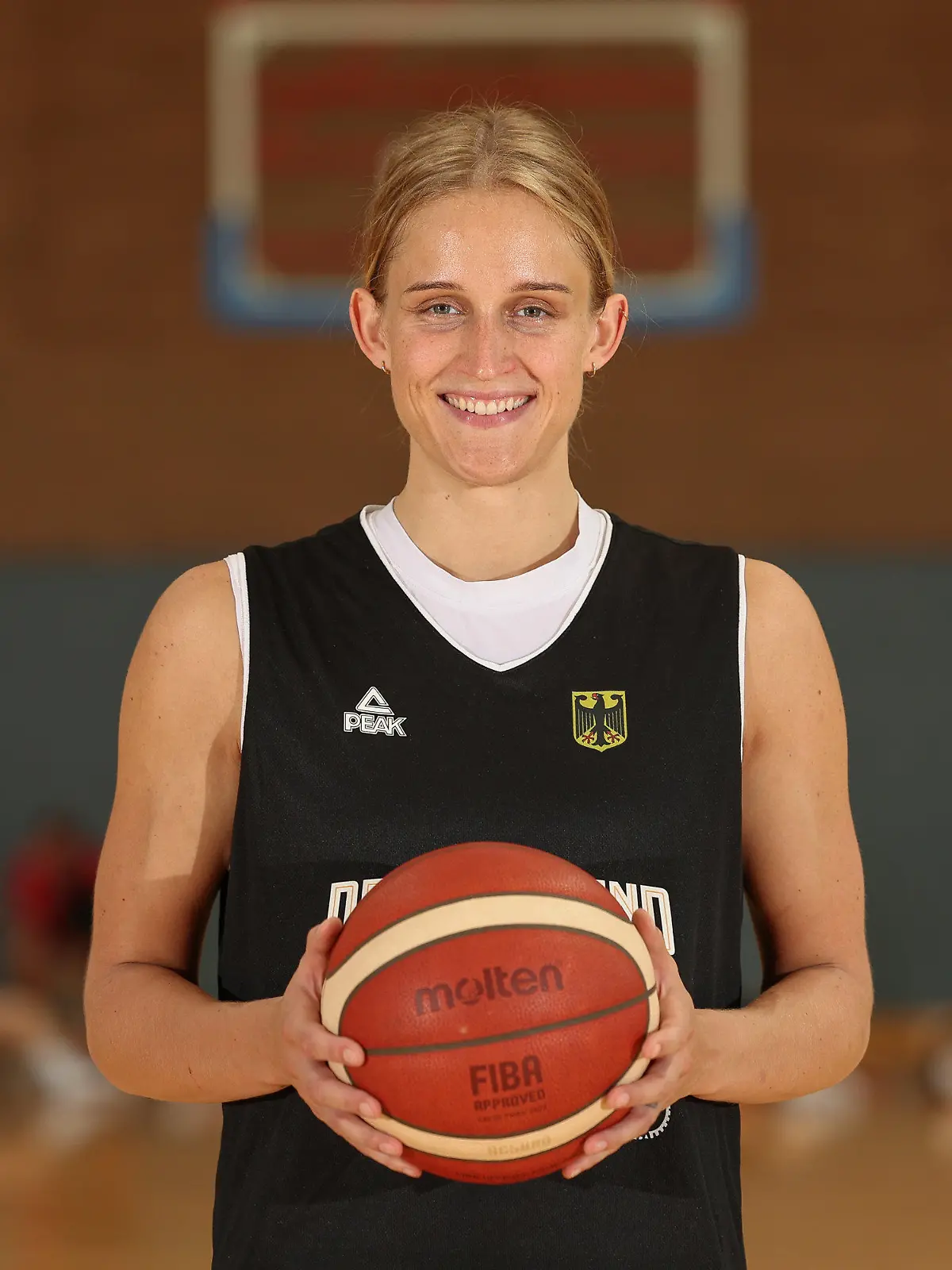 09.06.2023, Nordrhein-Westfalen, Kamen: Basketball, Nationalmannschaft, Damen, Medientraining im Rahmen des Trainingslagers im SportCentrum Kaiserau. Leonie Fiebich (Small Forward) steht auf dem Spielfeld. Bei der EM will der Stars des deutschen Teams die Vorrunde überstehen. (zu dpa: «Damen-Star Fiebich: Basketball-EM statt WNBA») Foto: Friso Gentsch/dpa +++ dpa-Bildfunk +++