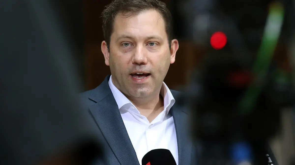 22.02.2022, Berlin: Lars Klingbeil, SPD-Parteivorsitzender, gibt in der SPD-Parteizentrale ein Statement zu den aktuellen Entwicklungen im Russland-Ukraine-Konflikt ab. Foto: Wolfgang Kumm/dpa +++ dpa-Bildfunk +++