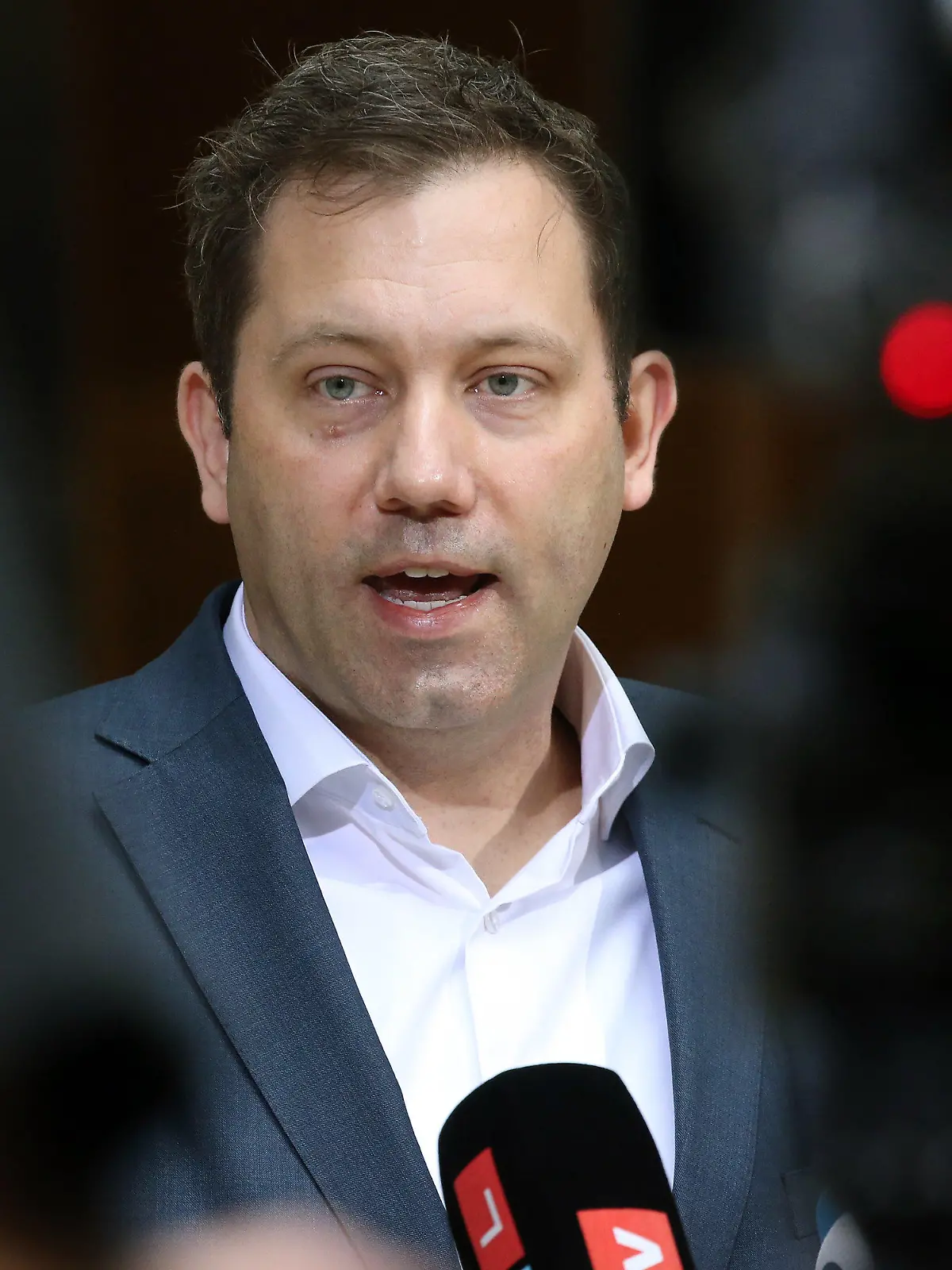 22.02.2022, Berlin: Lars Klingbeil, SPD-Parteivorsitzender, gibt in der SPD-Parteizentrale ein Statement zu den aktuellen Entwicklungen im Russland-Ukraine-Konflikt ab. Foto: Wolfgang Kumm/dpa +++ dpa-Bildfunk +++
