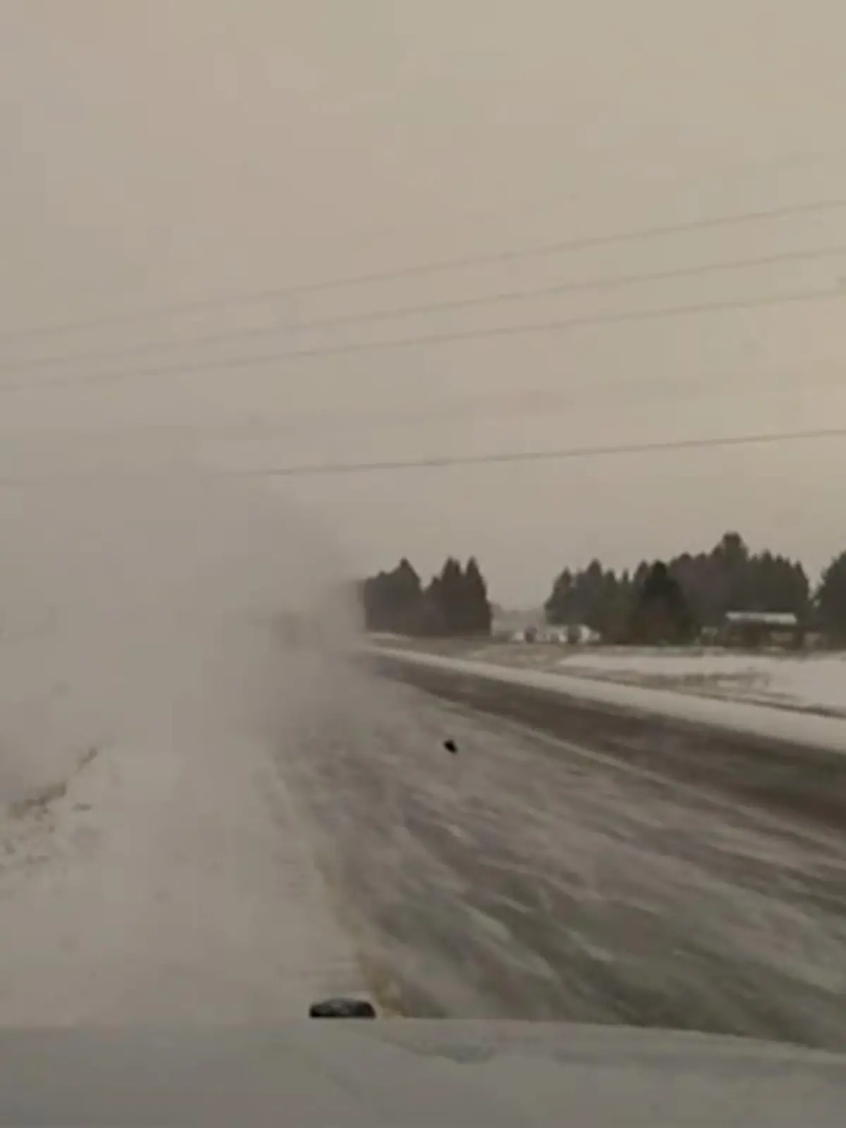 In Montana wurde ein Polizist beinahe von einem Pick-Up-Truck erwischt. Auch wenn niemand bei dem Unfall verletzt wurde, das Video soll darauf aufmerksam machen, wie gefährlich eine Fahrbahn bei solchen Witterungsbedingungen werden kann.
