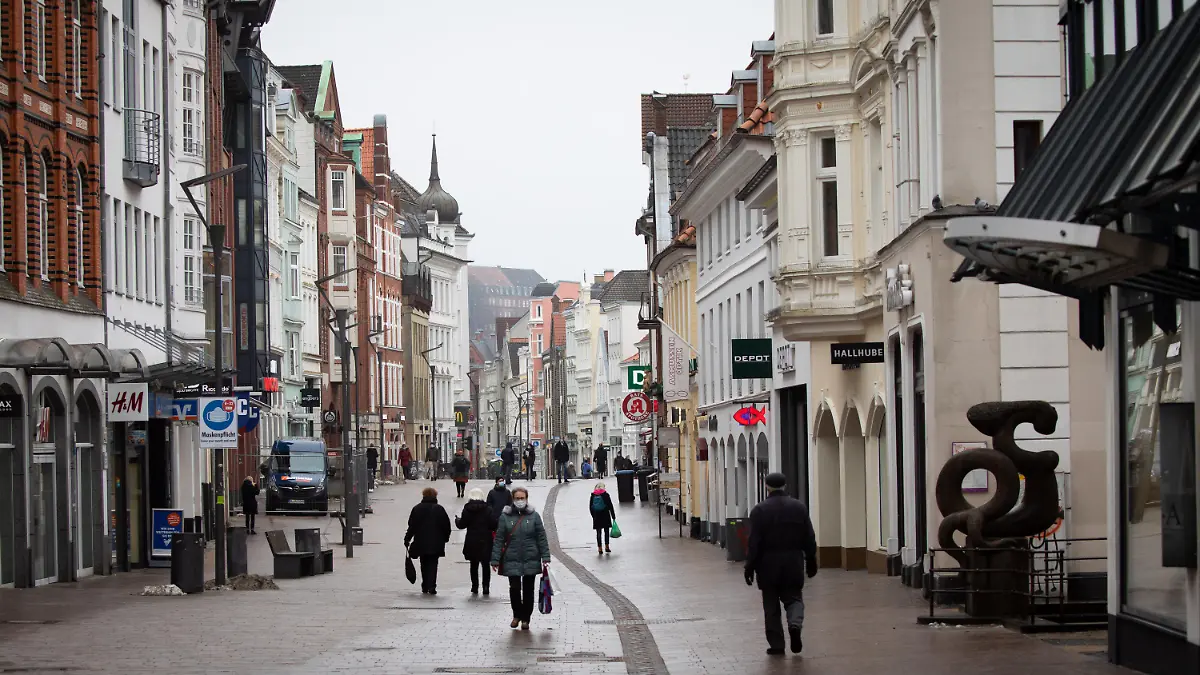 17.02.2021, Schleswig-Holstein, Flensburg: Nur wenige Passanten sind in der Fußgängerzone in der Innenstadt zu sehen. In Flensburg gibt es eine Häufung von mutierten Coronaviren. Foto: Christian Charisius/dpa +++ dpa-Bildfunk +++