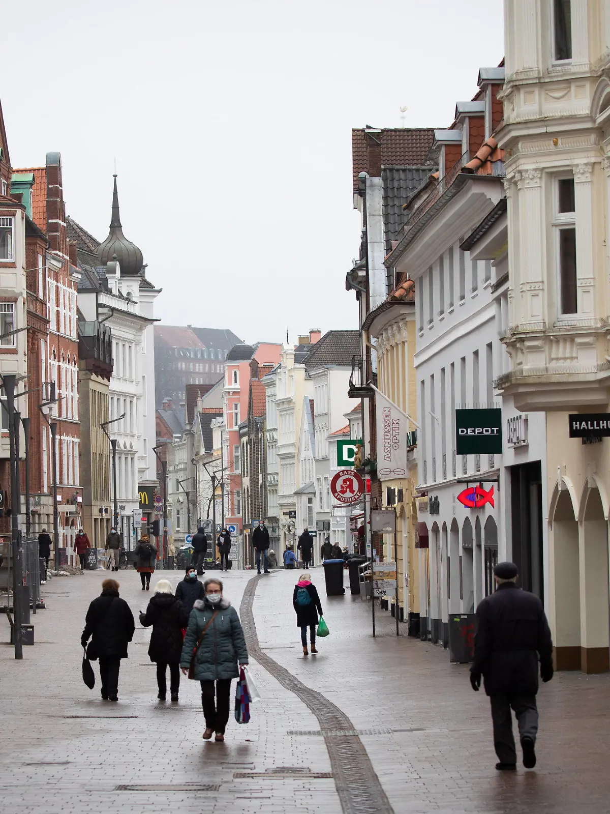 17.02.2021, Schleswig-Holstein, Flensburg: Nur wenige Passanten sind in der Fußgängerzone in der Innenstadt zu sehen. In Flensburg gibt es eine Häufung von mutierten Coronaviren. Foto: Christian Charisius/dpa +++ dpa-Bildfunk +++