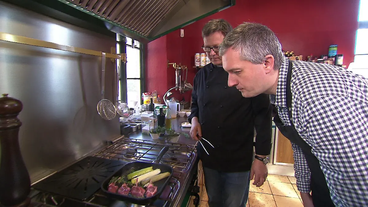 Lauch-Gericht wird gekocht.