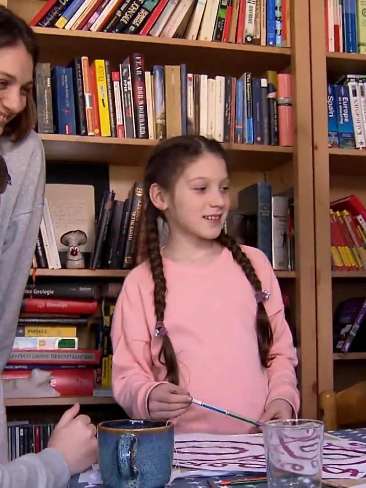 Die Ukrainerin Inna Kaliuzhna zieht mit ihren beiden Kindern bei Alexia Gilleron in Frankfurt ein.