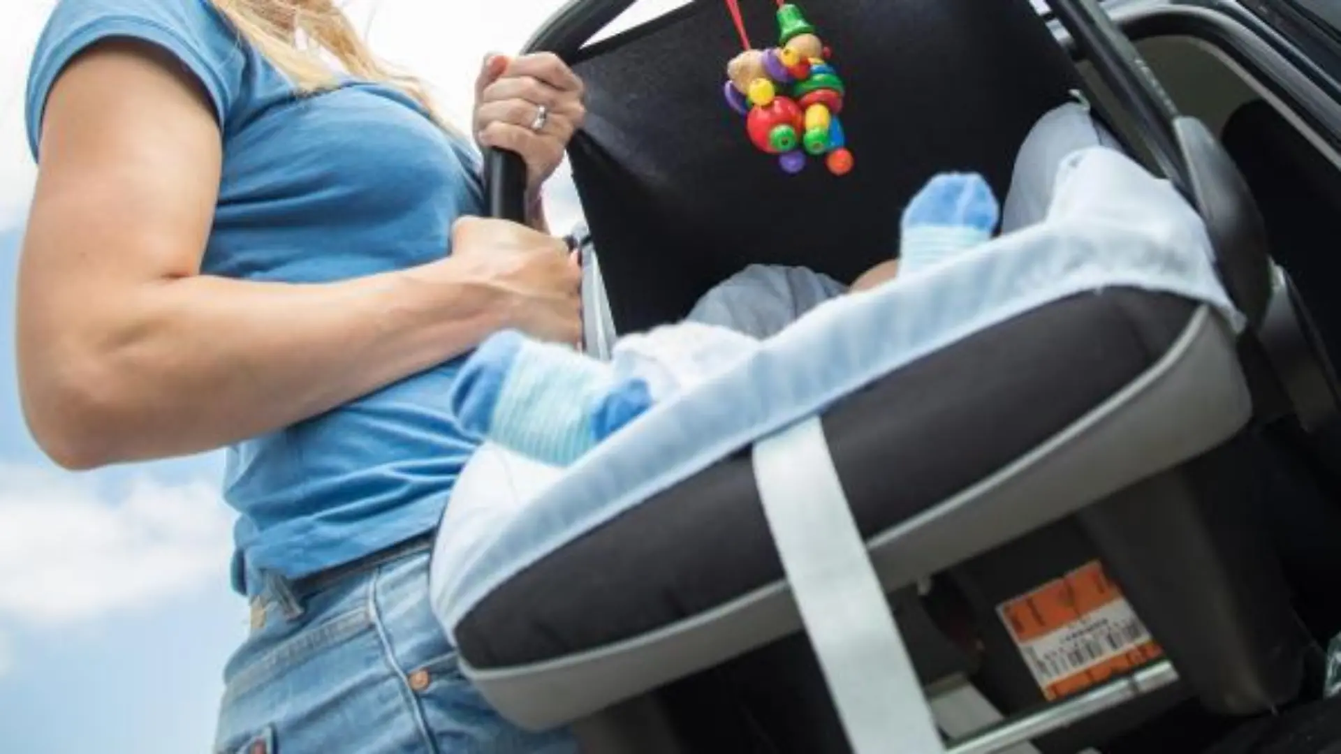 Frau mit Babyschale