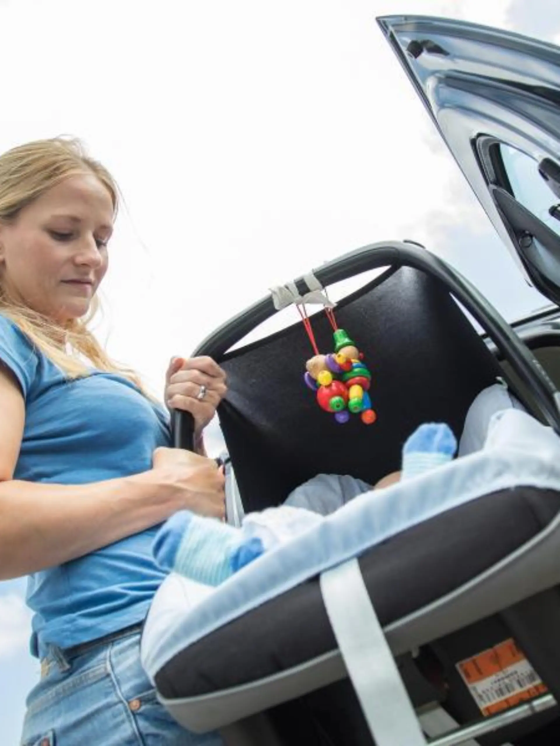 Frau mit Babyschale