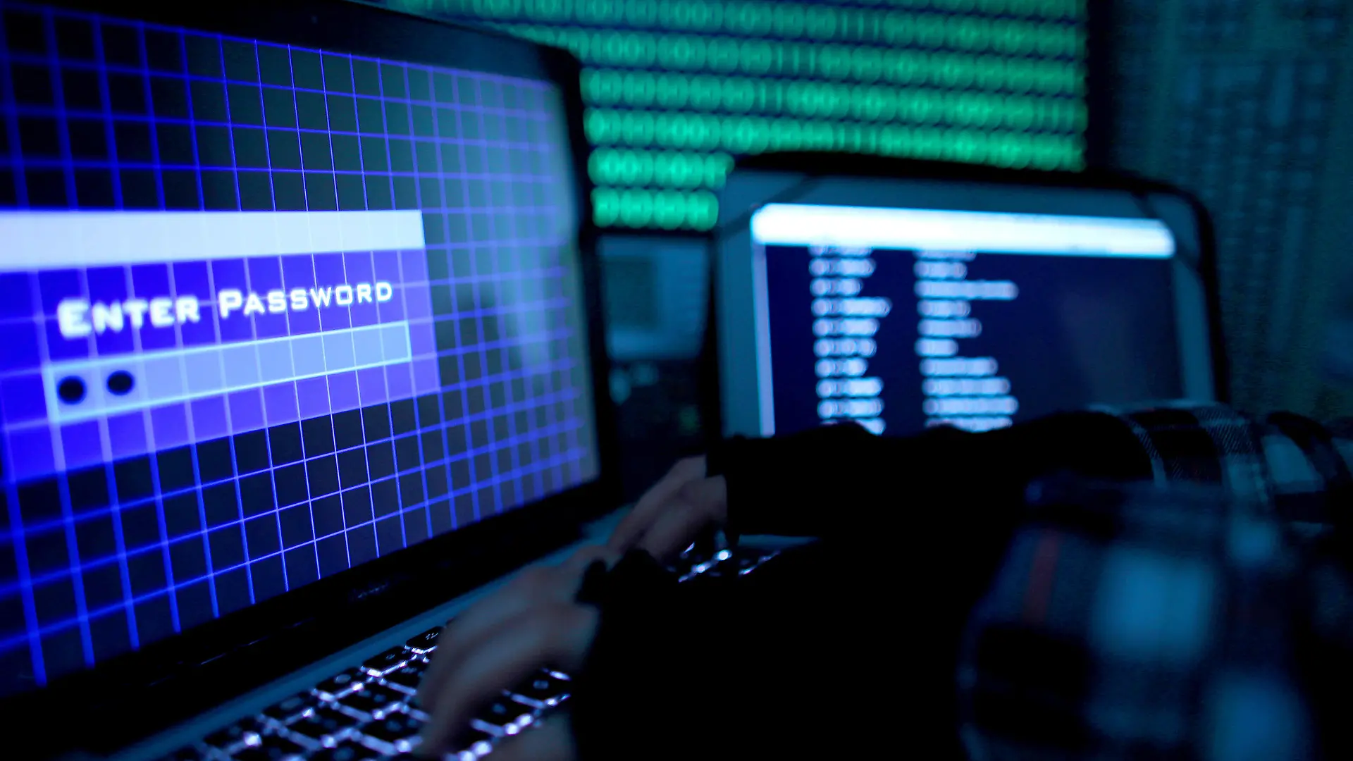 ARCHIV - 25.08.2014, Nordrhein-Westfalen, Köln: ILLUSTRATION - Ein Passwort wird auf einem Laptop über die Tastatur eingegeben. Russland versucht sich nach Erkenntnissen europäischer Geheimdienste in den Europawahlkampf einzumischen. Es gebe Bemühungen, über soziale Netzwerke oder Medien russlandfreundliche oder EU-kritische Parteien zu unterstützen. Foto: Oliver Berg/dpa +++ dpa-Bildfunk +++