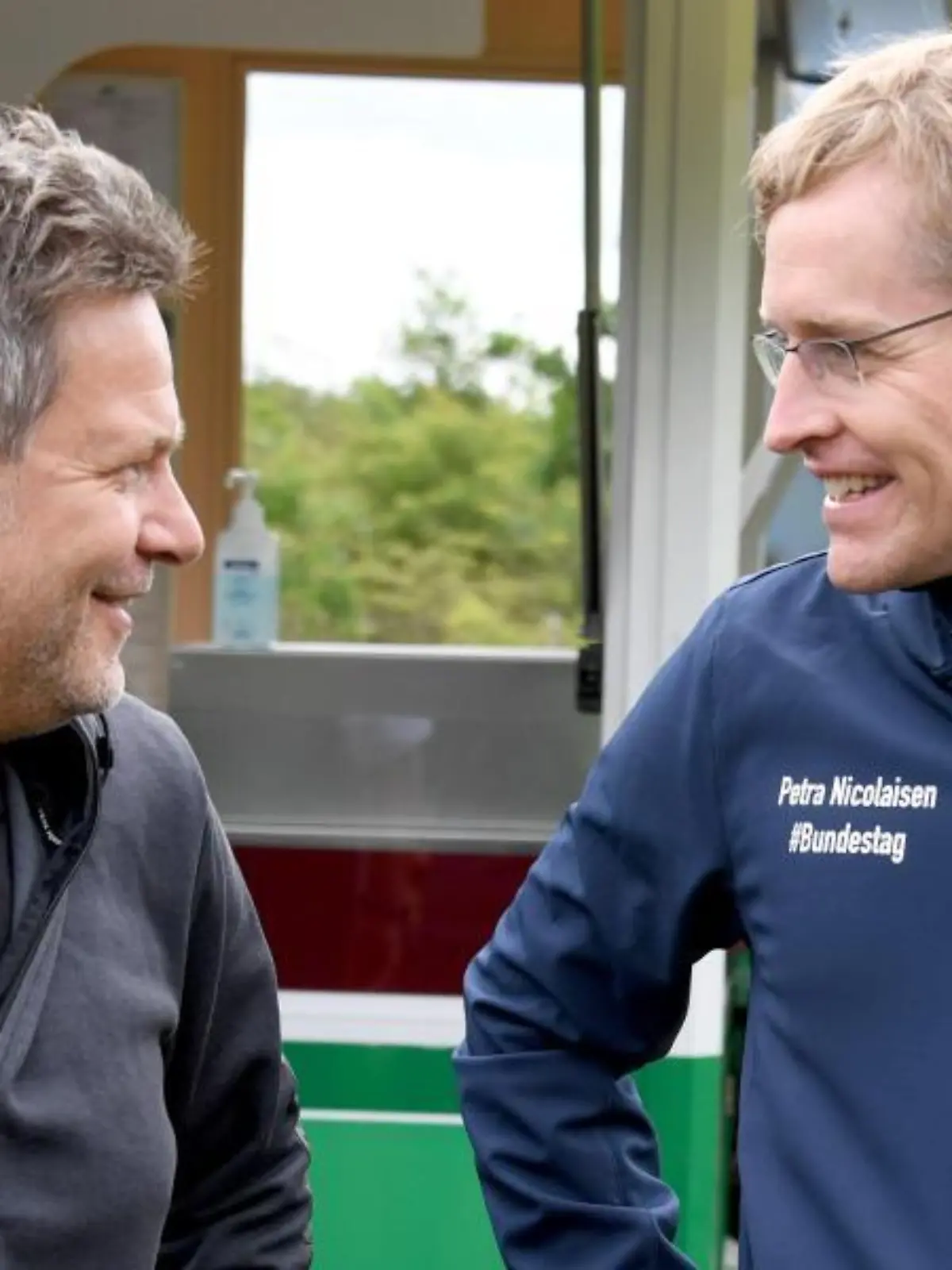 Günther und Habeck wandern zusammen
