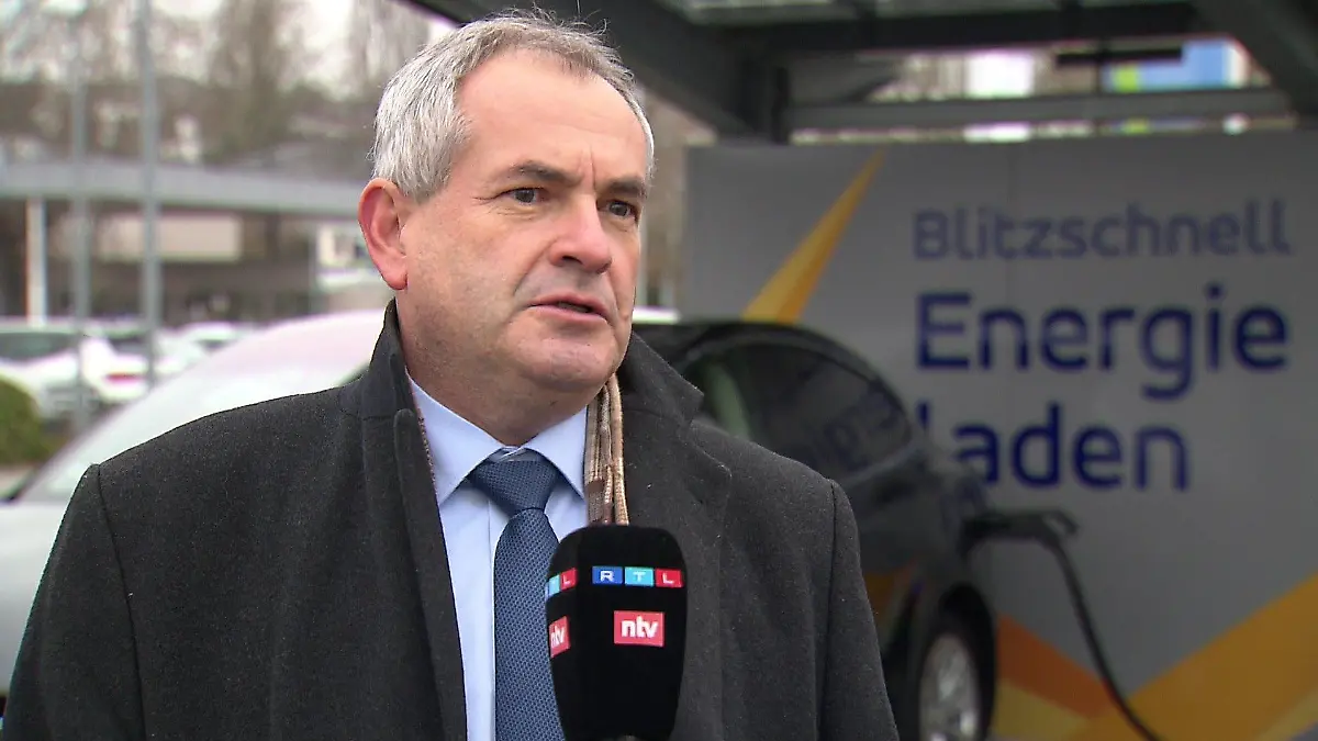 Andreas Daum fährt ein Elektroauto.