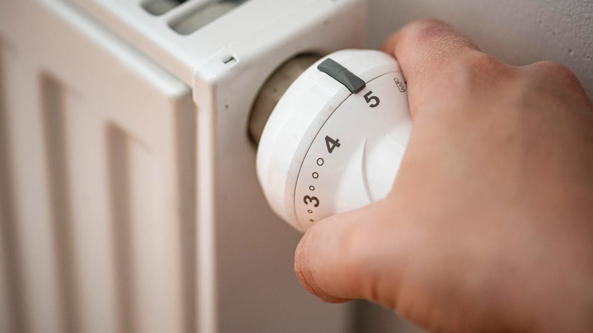 ARCHIV - 31.01.2022, Berlin: Eine Person macht eine Heizung an. (zu dpa «Expertin fordert Fortschritte bei Energiewende im Wärmesektor») Foto: Fabian Sommer/dpa +++ dpa-Bildfunk +++