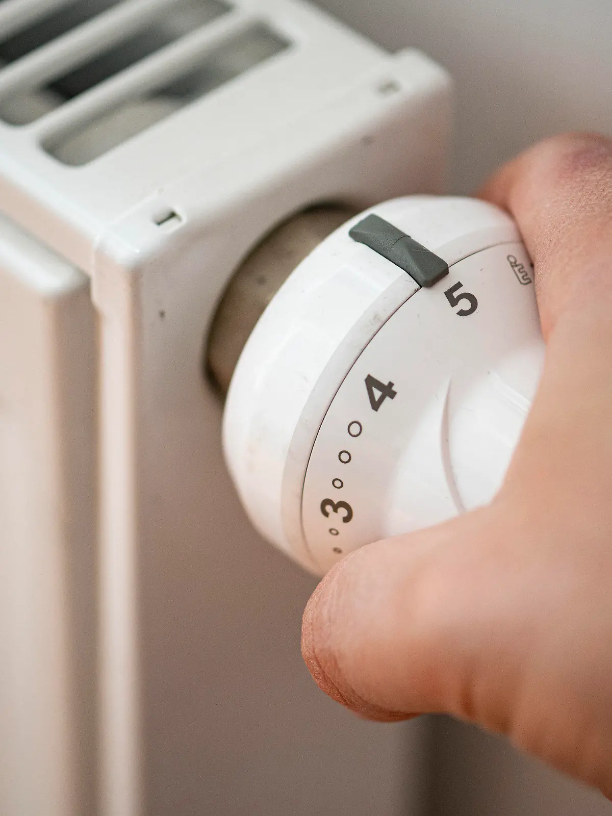 ARCHIV - 31.01.2022, Berlin: Eine Person macht eine Heizung an. (zu dpa «Expertin fordert Fortschritte bei Energiewende im Wärmesektor») Foto: Fabian Sommer/dpa +++ dpa-Bildfunk +++