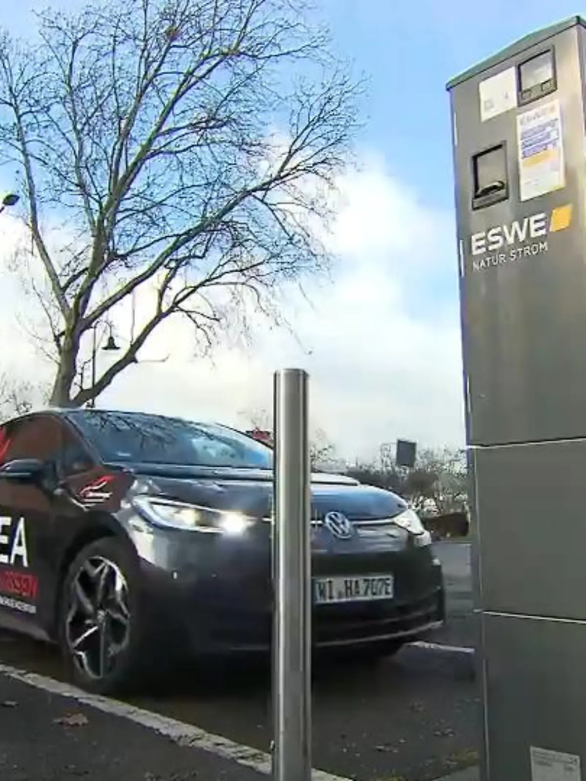 Der Liter Sprit kostet inzwischen mehr als zwei Euro – nie zuvor gab es bessere Gründe, vom Verbrenner auf ein Elektroauto umzusteigen. Aber wie komfortabel ist der Gebrauch eines elektrischen Fahrzeugs und sind überhaupt genügend Ladekapazitäten in Hessens Ortschaften vorhanden? Wir haben nachgefragt – die Antworten gibt´s im Video.