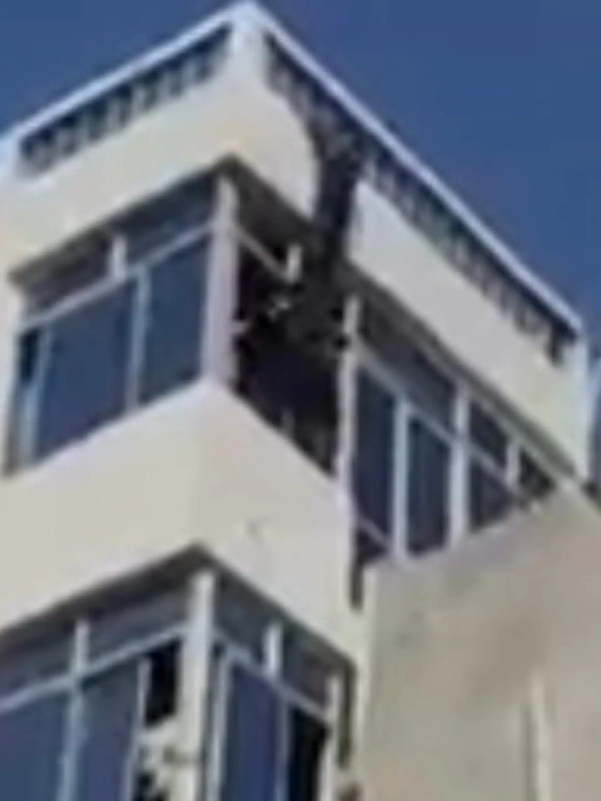 Junge hängt sich aus Fenster.