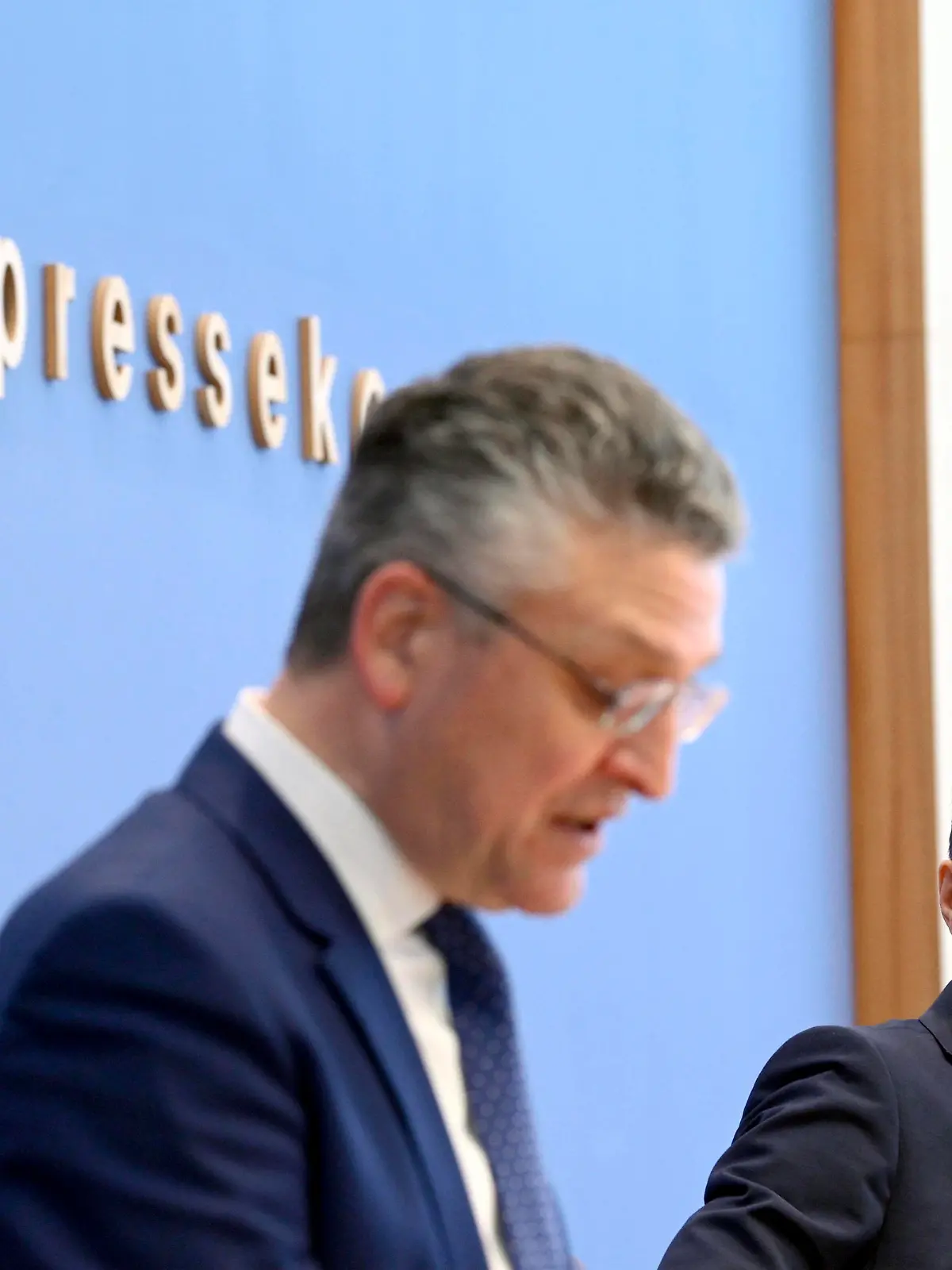  Lothar H. Wieler und Karl Lauterbach bei der Pressekonferenz zur aktuellen Corona-Lage im Haus der Bundespressekonferenz. Berlin, 25.02.2022 *** Lothar H Wieler and Karl Lauterbach at the press conference on the current Corona situation in the House of the Federal Press Conference Berlin, 25 02 2022 Foto:xF.xKernx/xFuturexImage