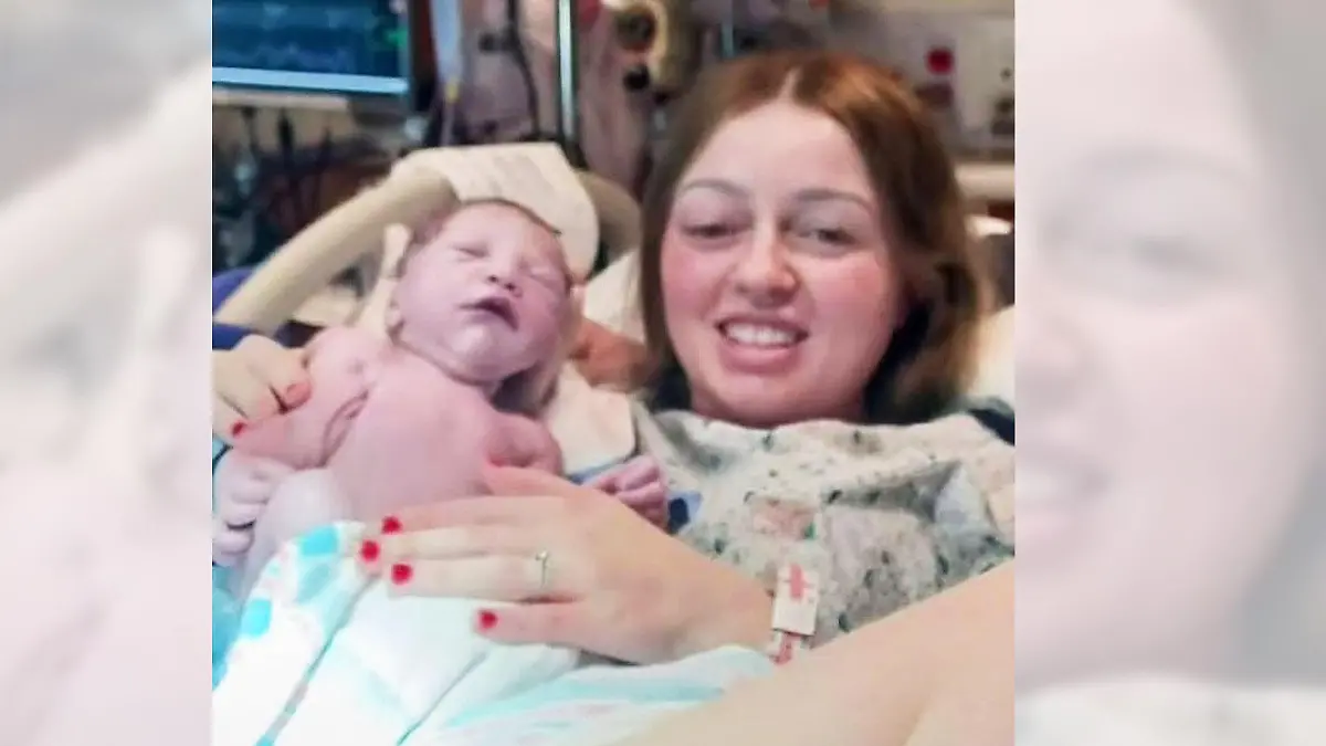 Bethany Collins (23) im Krankenbett mit Baby Phoebe kurz nach der Geburt.