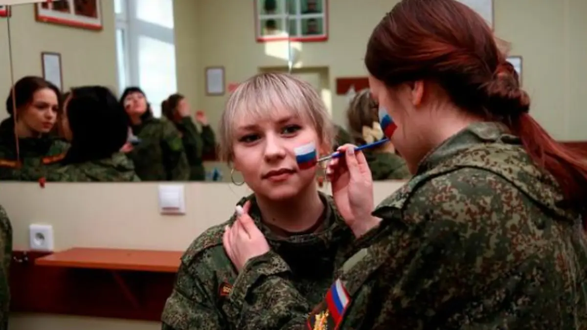 An dem Wettbewerb "Makeup under Camouflage" nahmen weibliche Soldaten der russischen strategischen Raketentruppen teil.